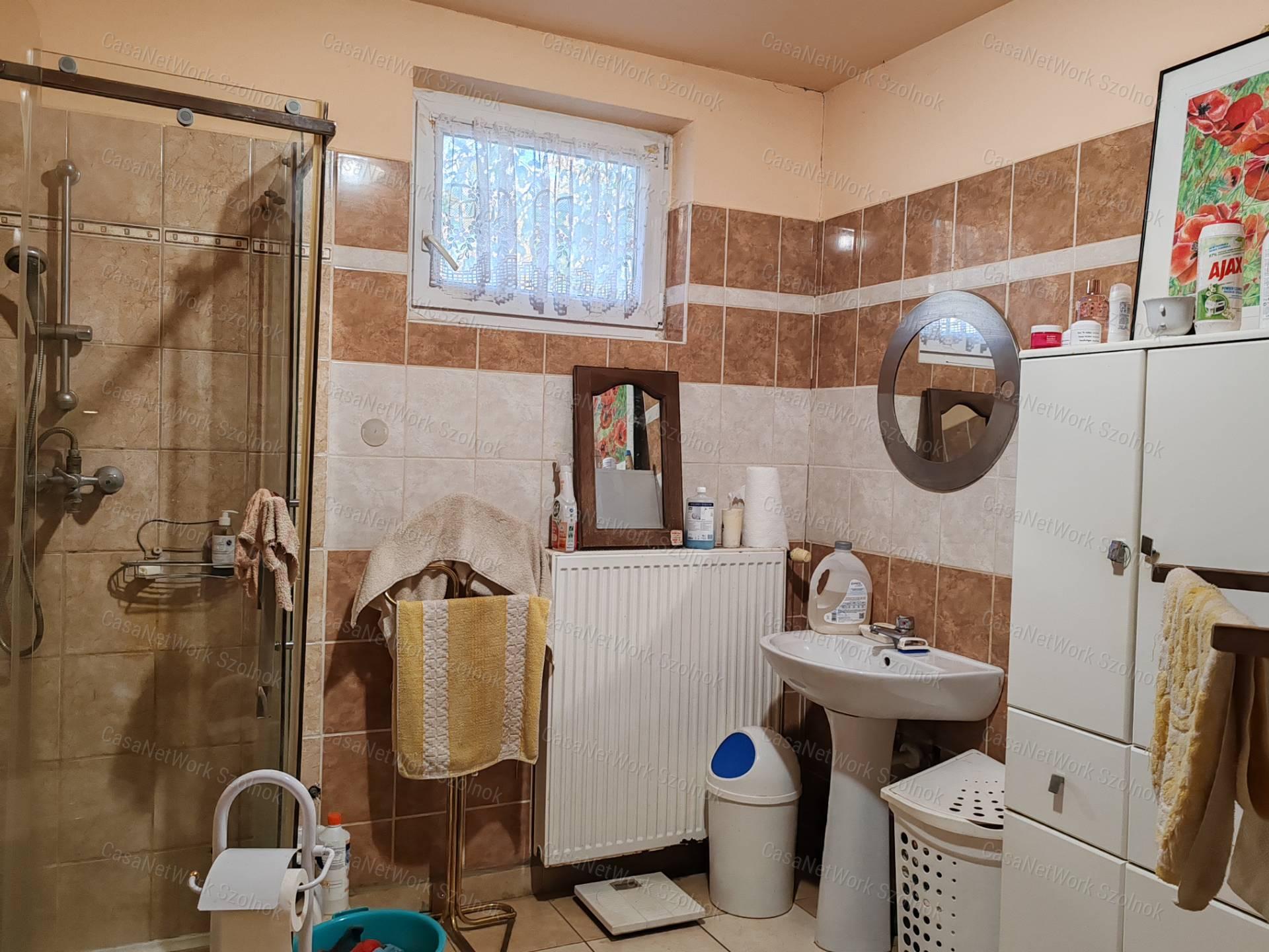 Eladó családi ház Szolnokon, Holt-Tiszától 30 méterre!