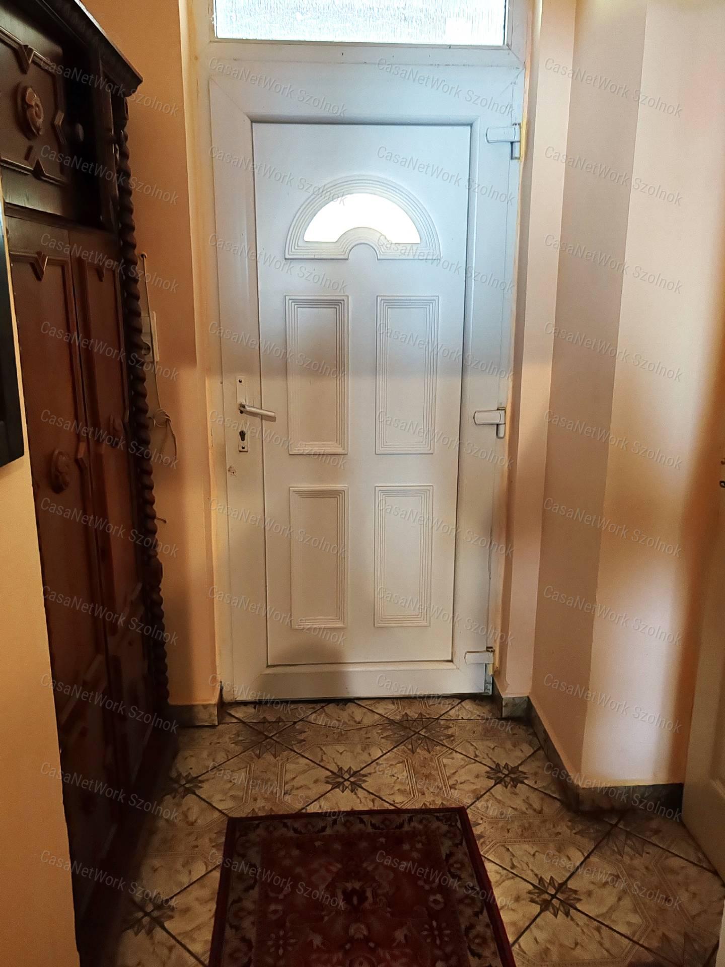 Eladó családi ház Szolnokon, Holt-Tiszától 30 méterre!