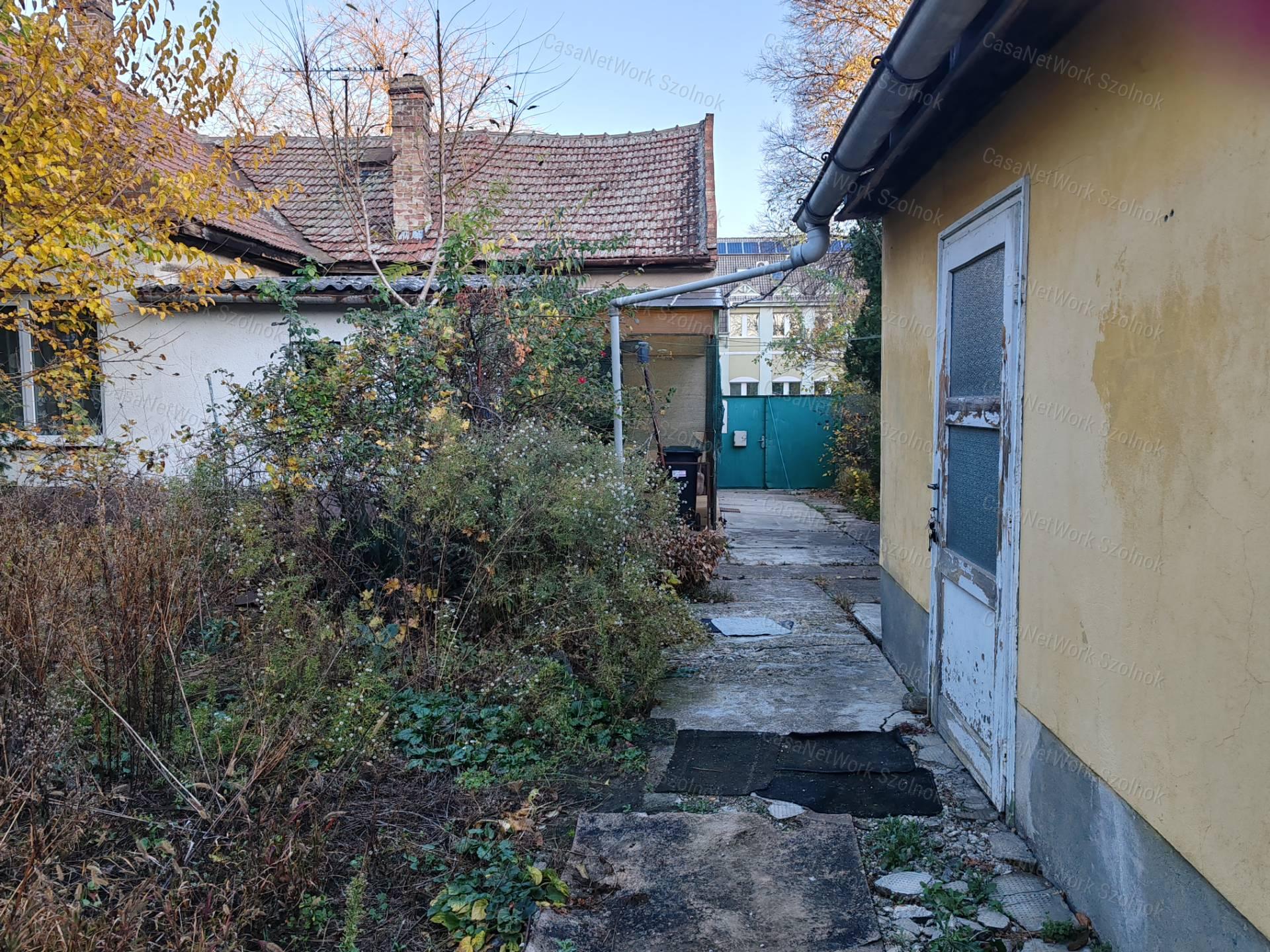 Eladó vállalkozásra kiváló, 102nm-es ház Szolnok forgalmas részén!