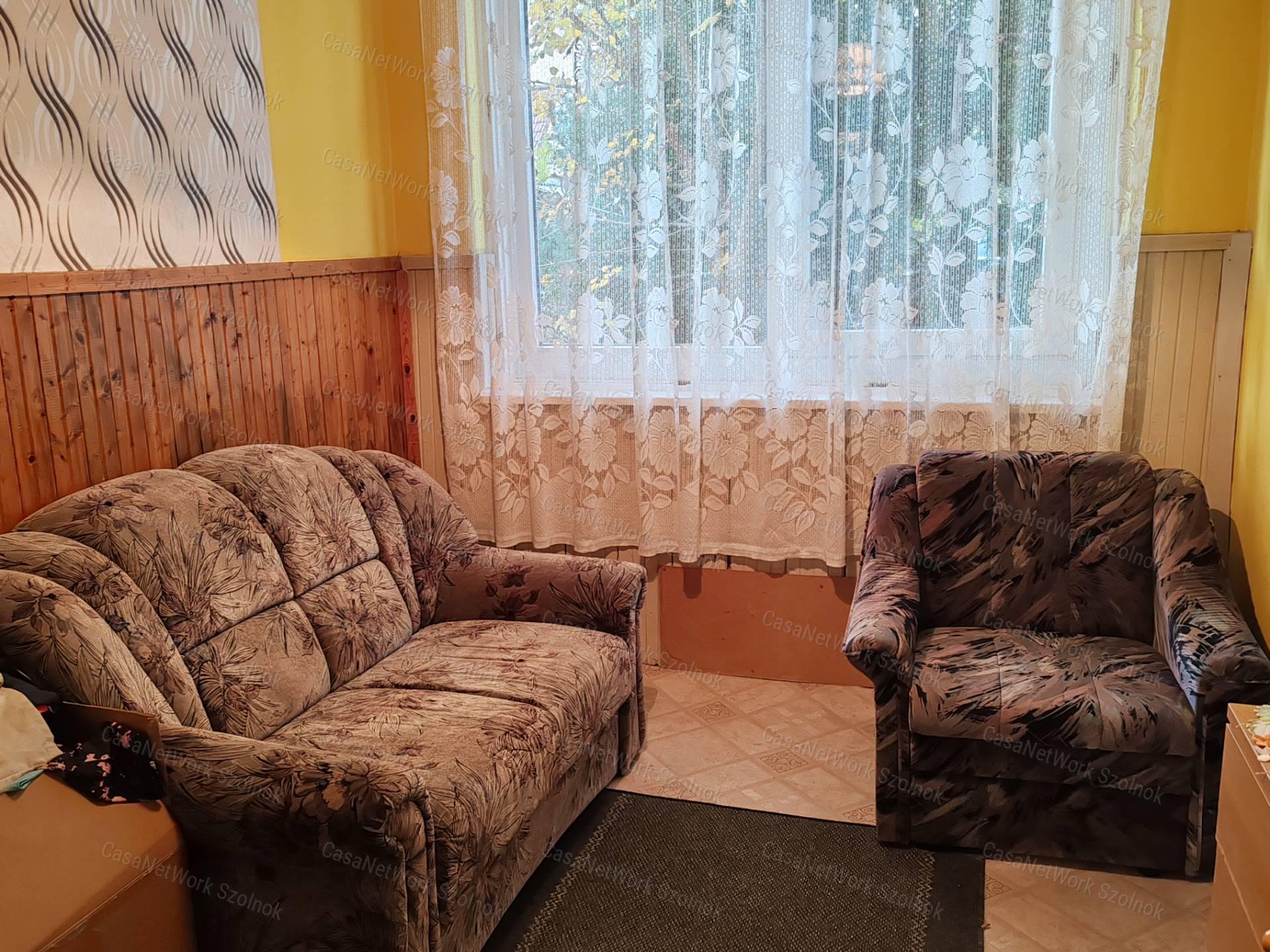 Eladó vállalkozásra kiváló, 102nm-es ház Szolnok forgalmas részén!