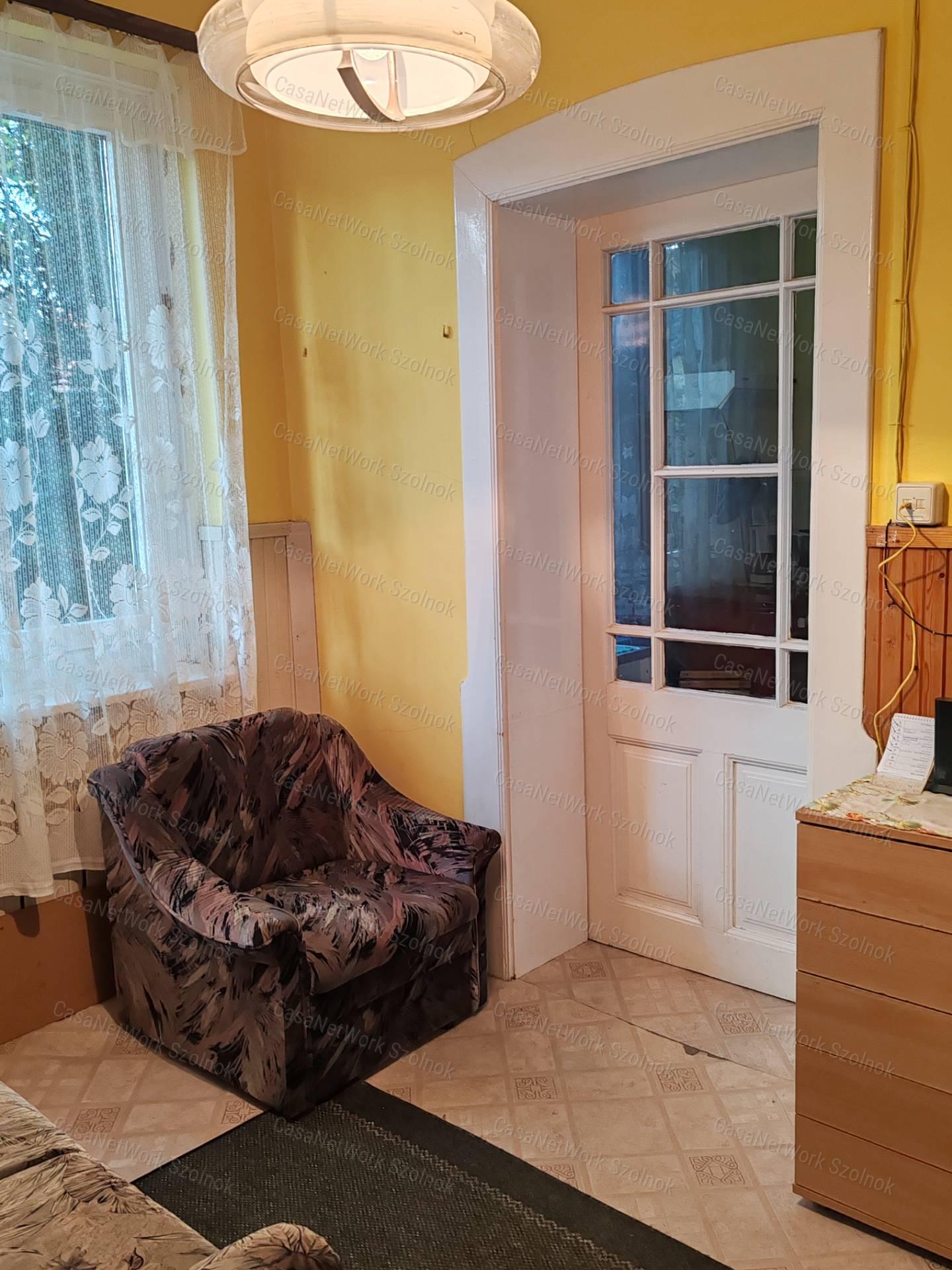 Eladó vállalkozásra kiváló, 102nm-es ház Szolnok forgalmas részén!