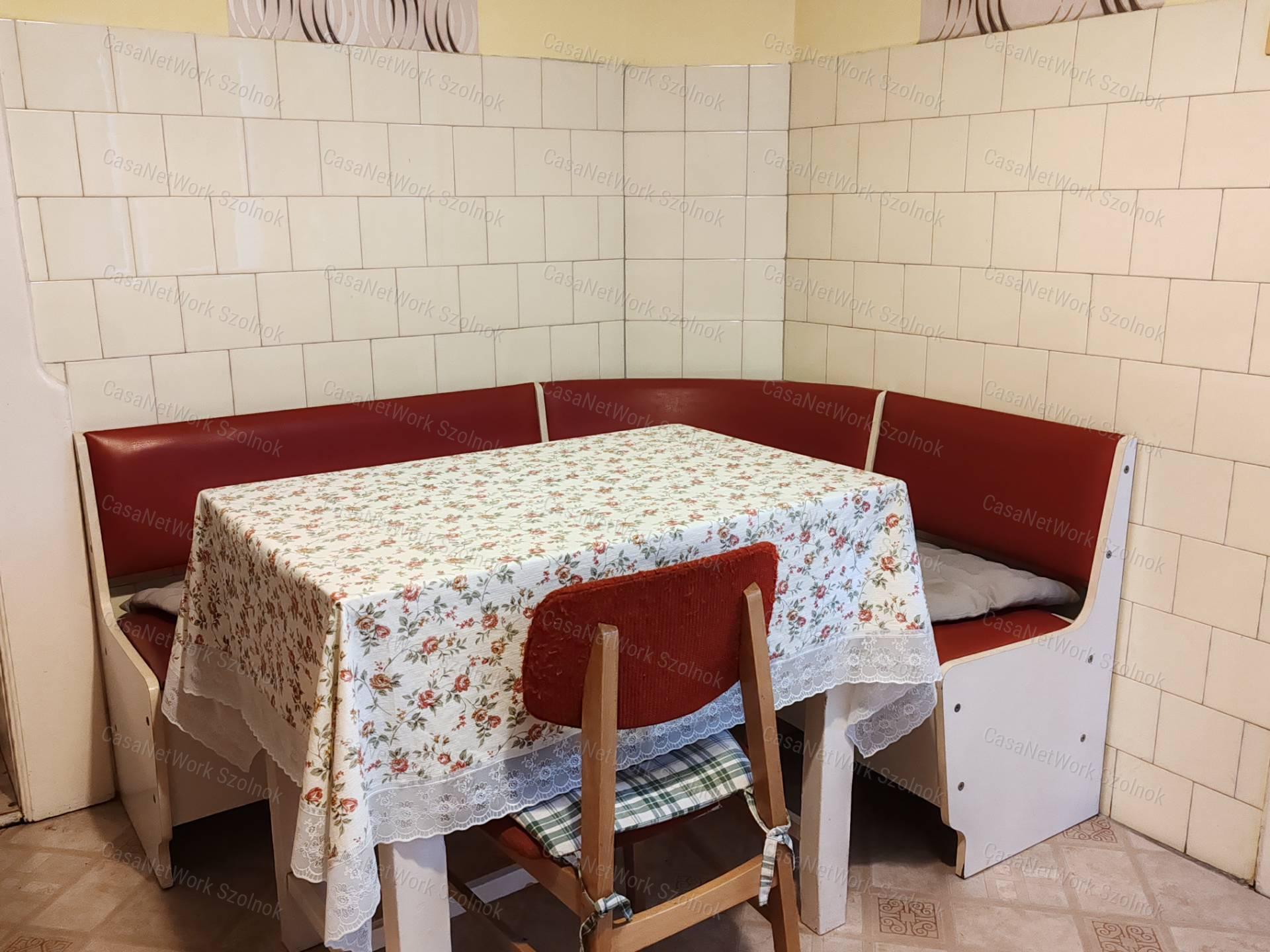 Eladó vállalkozásra kiváló, 102nm-es ház Szolnok forgalmas részén!