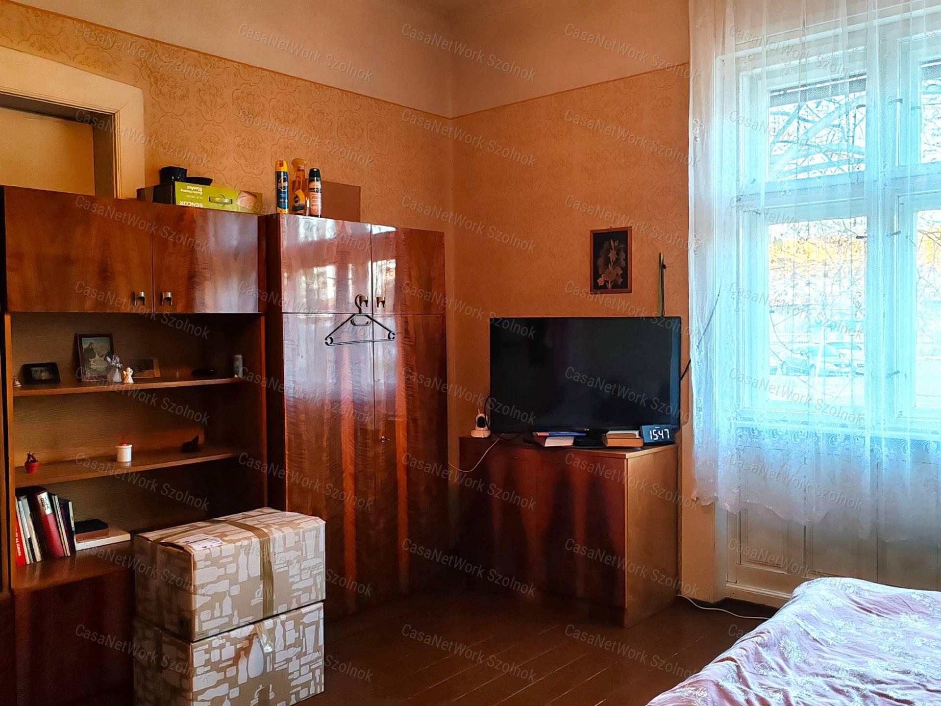 Eladó vállalkozásra kiváló, 102nm-es ház Szolnok forgalmas részén!