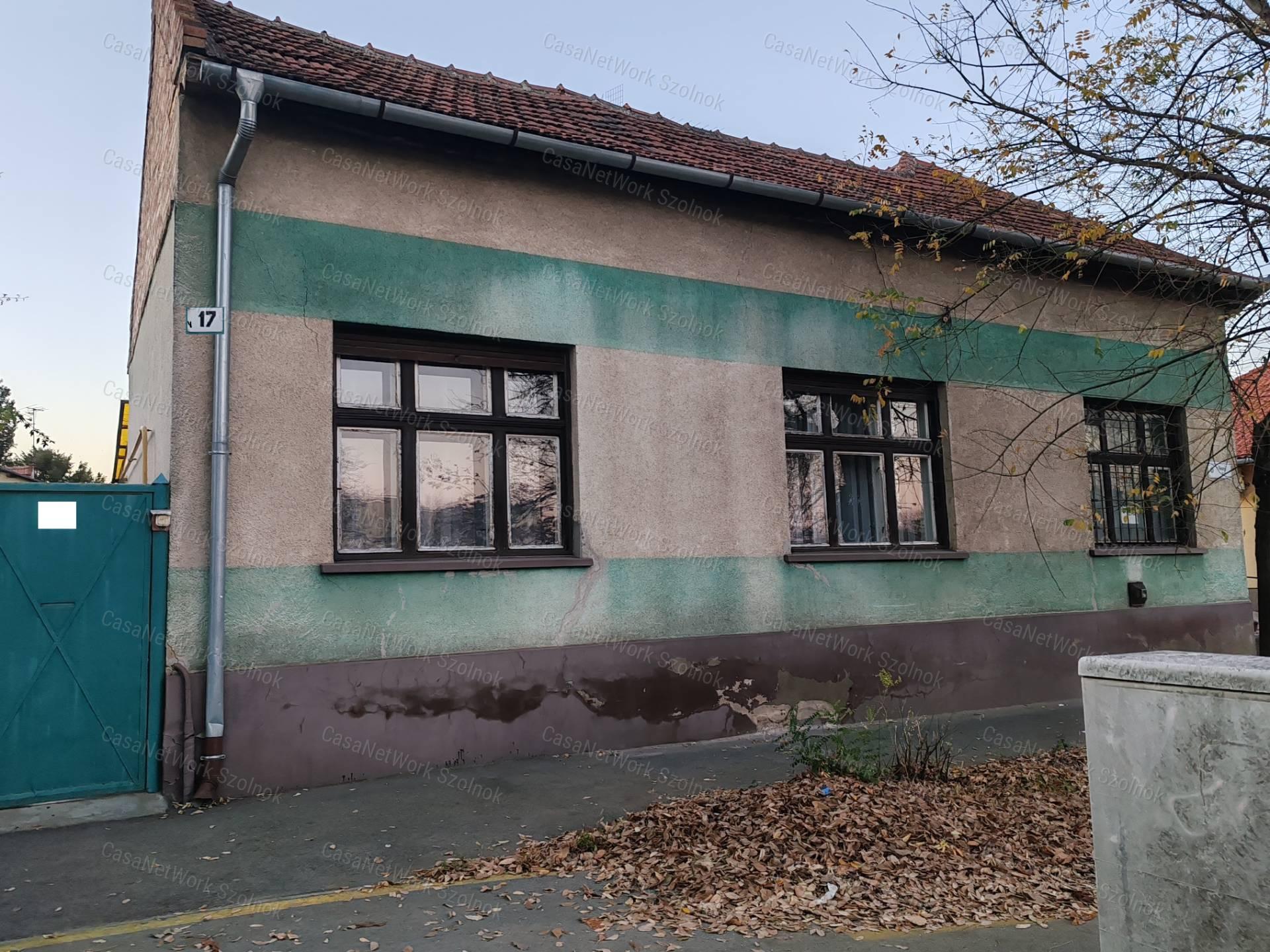 Eladó vállalkozásra kiváló, 102nm-es ház Szolnok forgalmas részén!