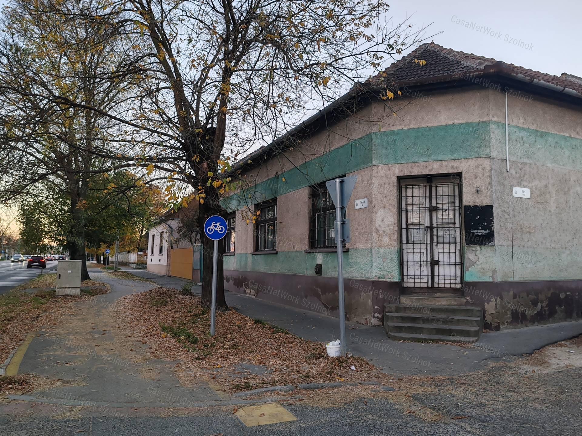 Eladó vállalkozásra kiváló, 102nm-es ház Szolnok forgalmas részén!