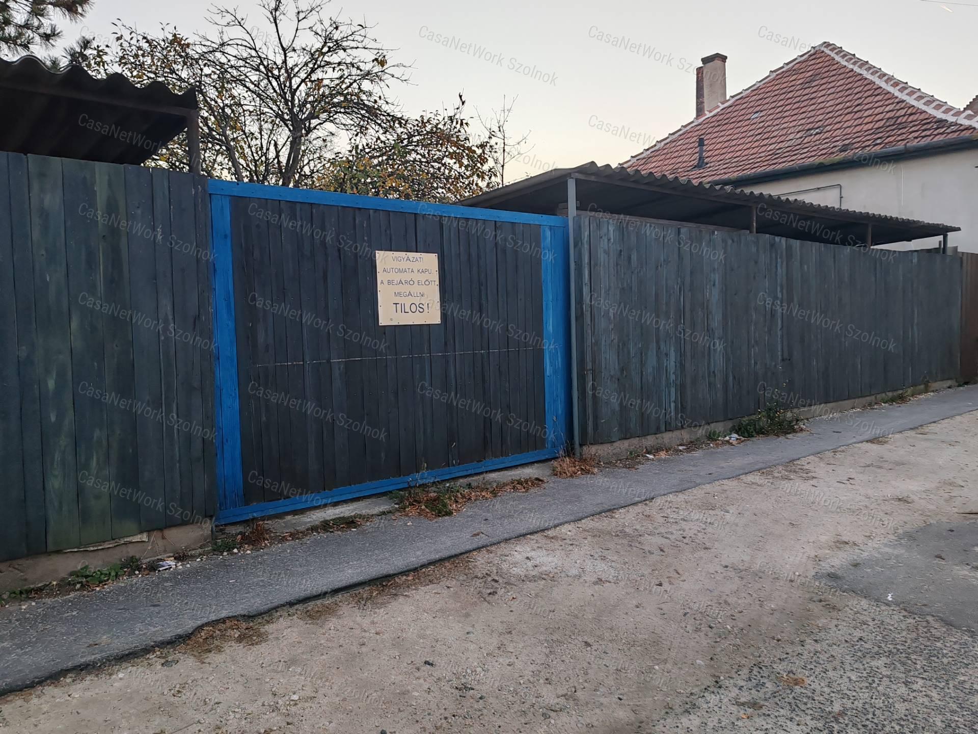 Eladó vállalkozásra kiváló, 102nm-es ház Szolnok forgalmas részén!