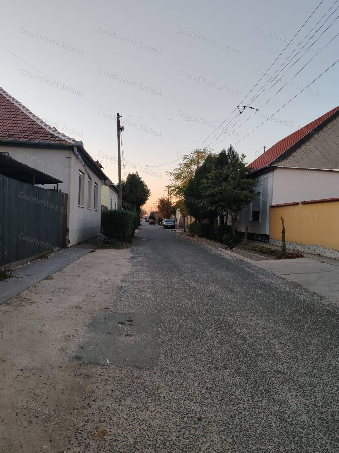 Eladó vállalkozásra kiváló, 102nm-es ház Szolnok forgalmas részén!
