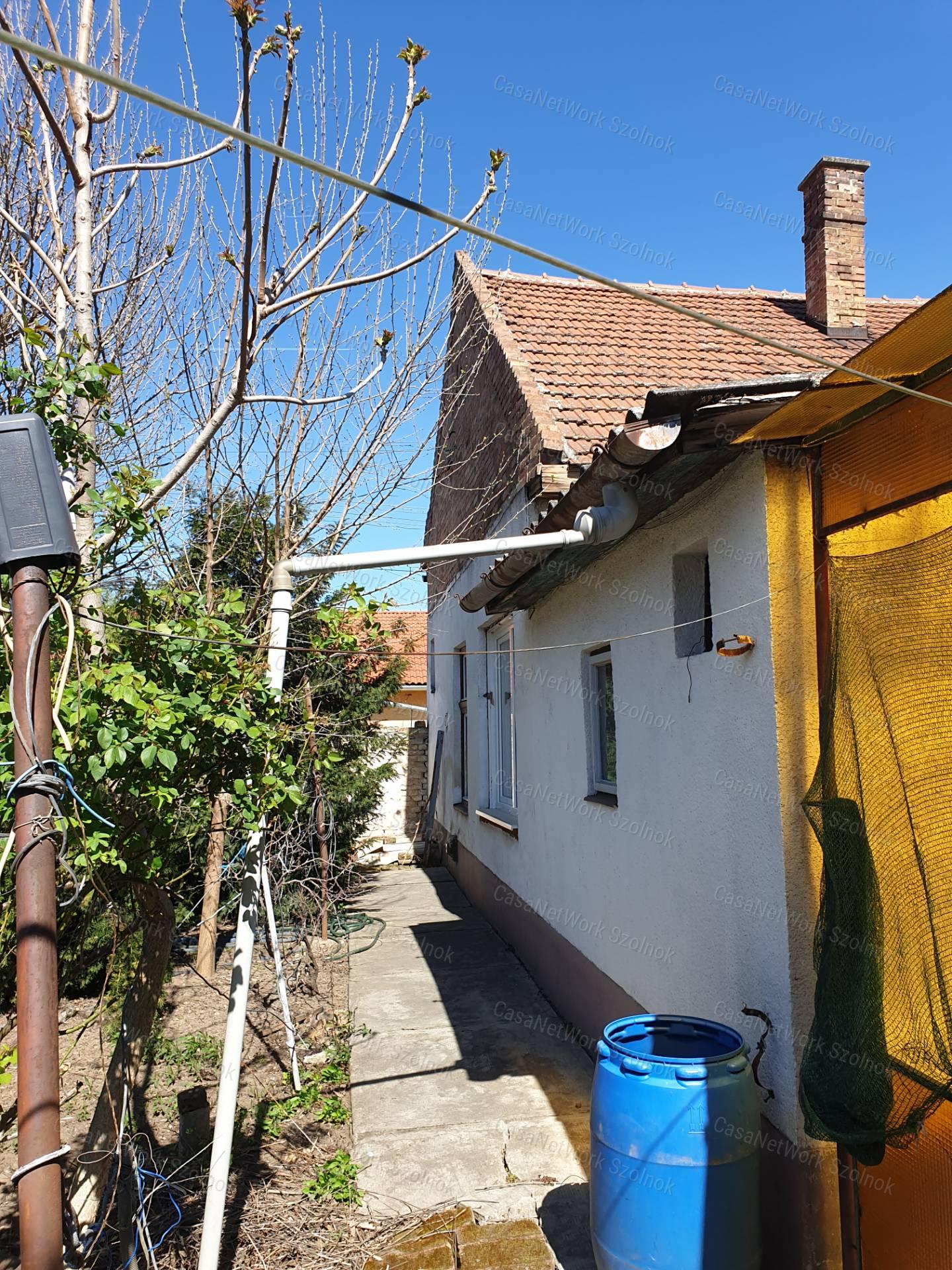 Eladó vállalkozásra kiváló, 102nm-es ház Szolnok forgalmas részén!
