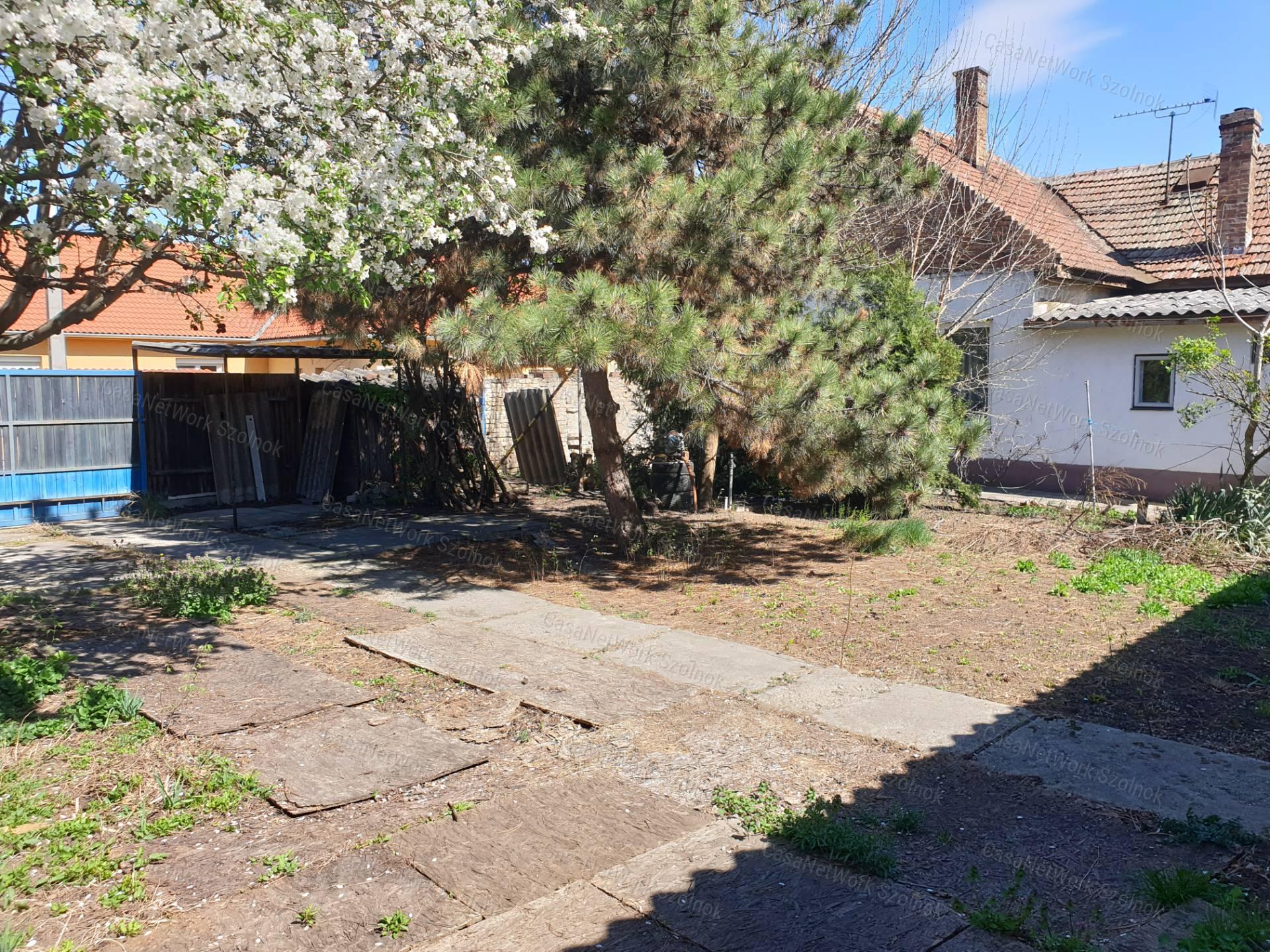 Eladó vállalkozásra kiváló, 102nm-es ház Szolnok forgalmas részén!