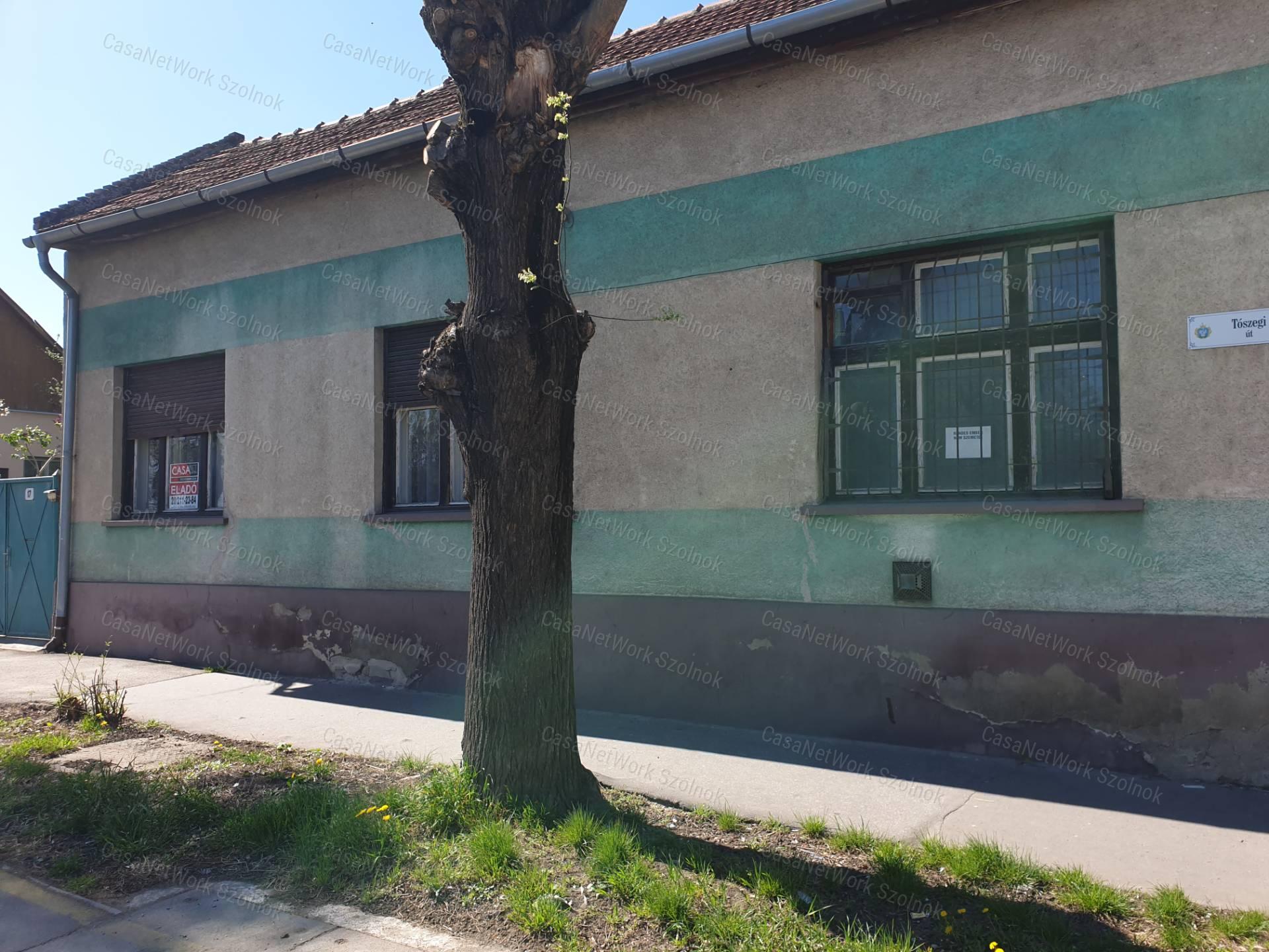 Eladó vállalkozásra kiváló, 102nm-es ház Szolnok forgalmas részén!