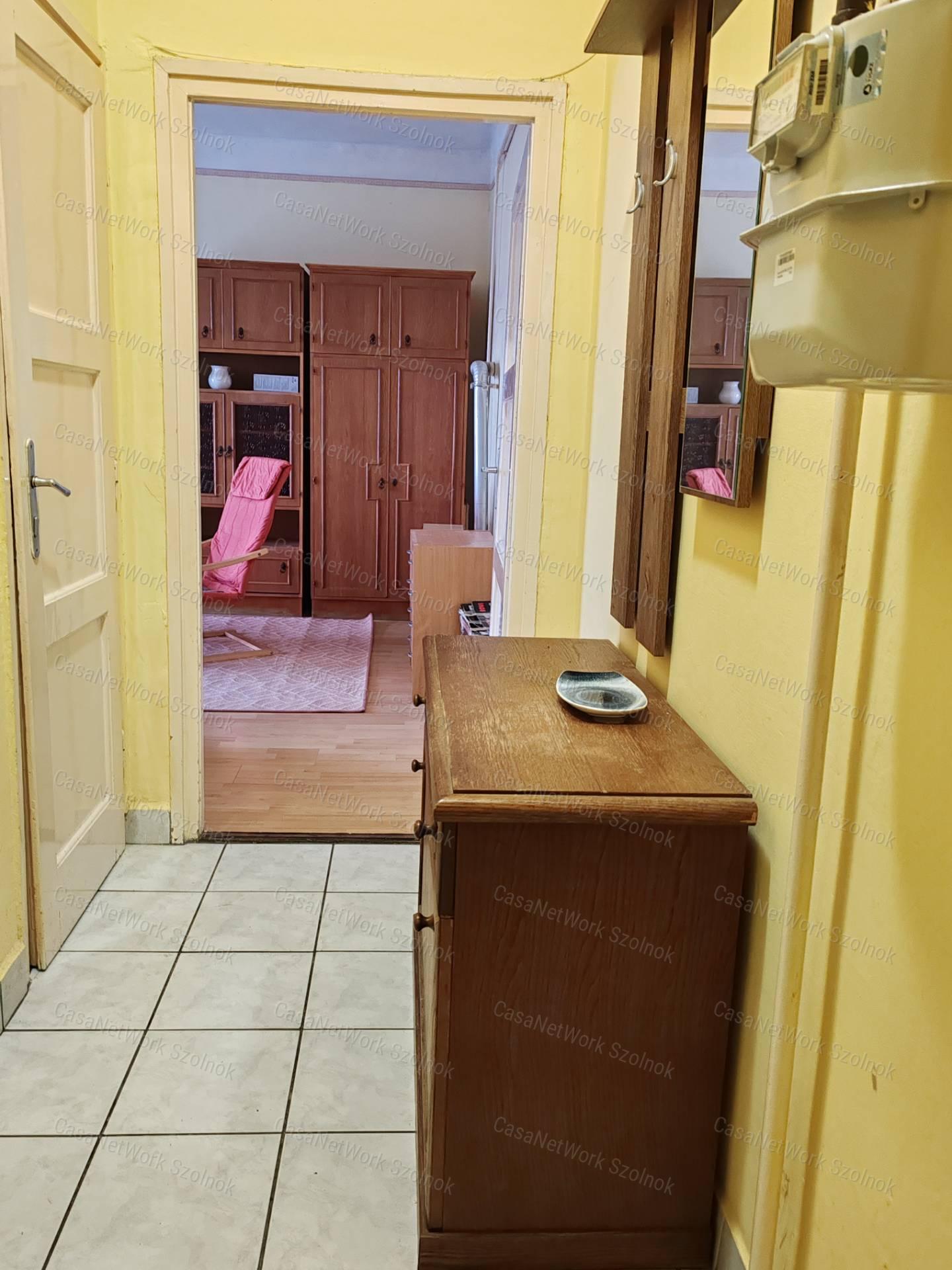 Szolnokon belvárosi garzon eladó - erkélyes, csendes remek befektetés!