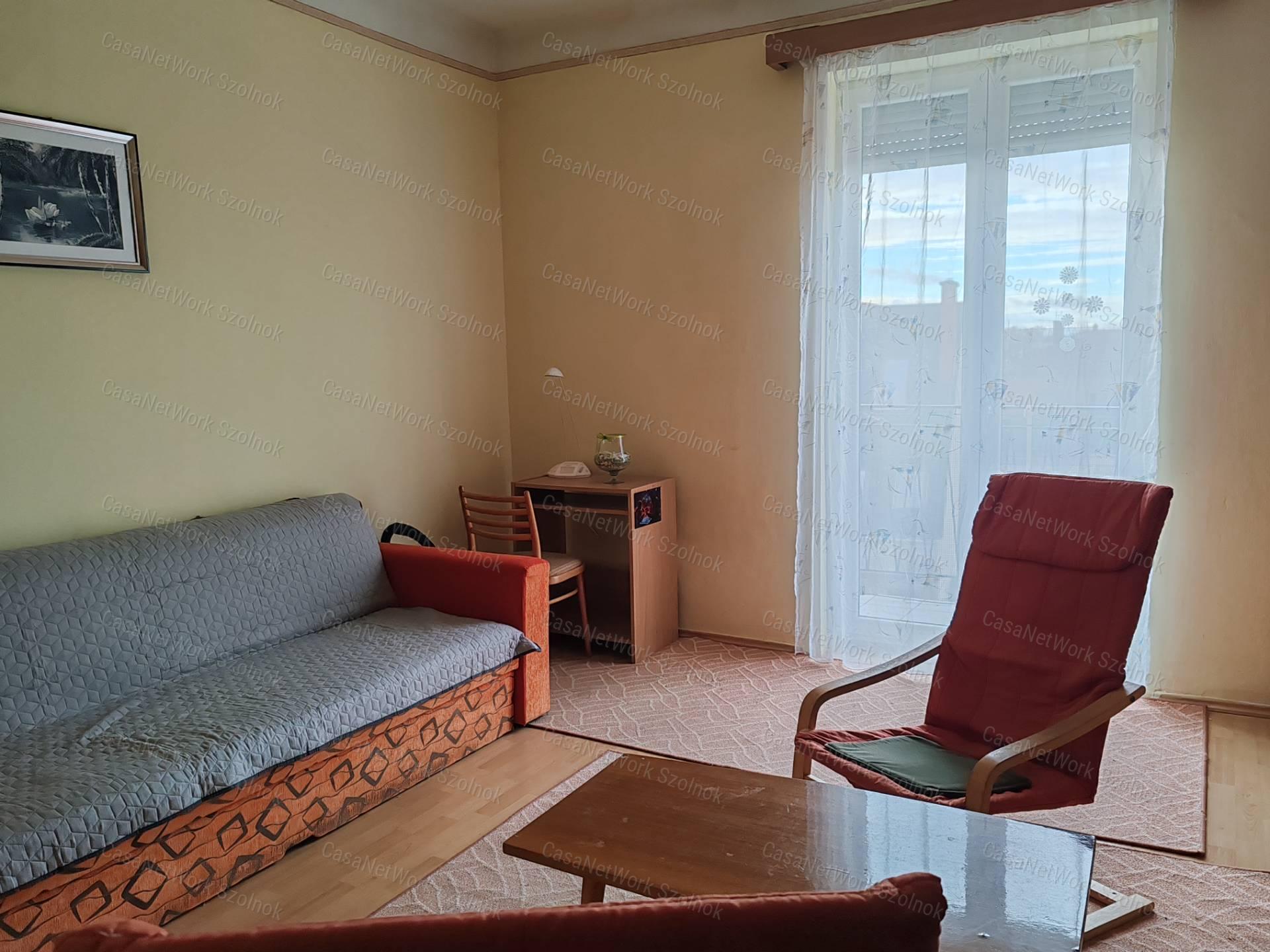 Szolnokon belvárosi garzon eladó - erkélyes, csendes remek befektetés!