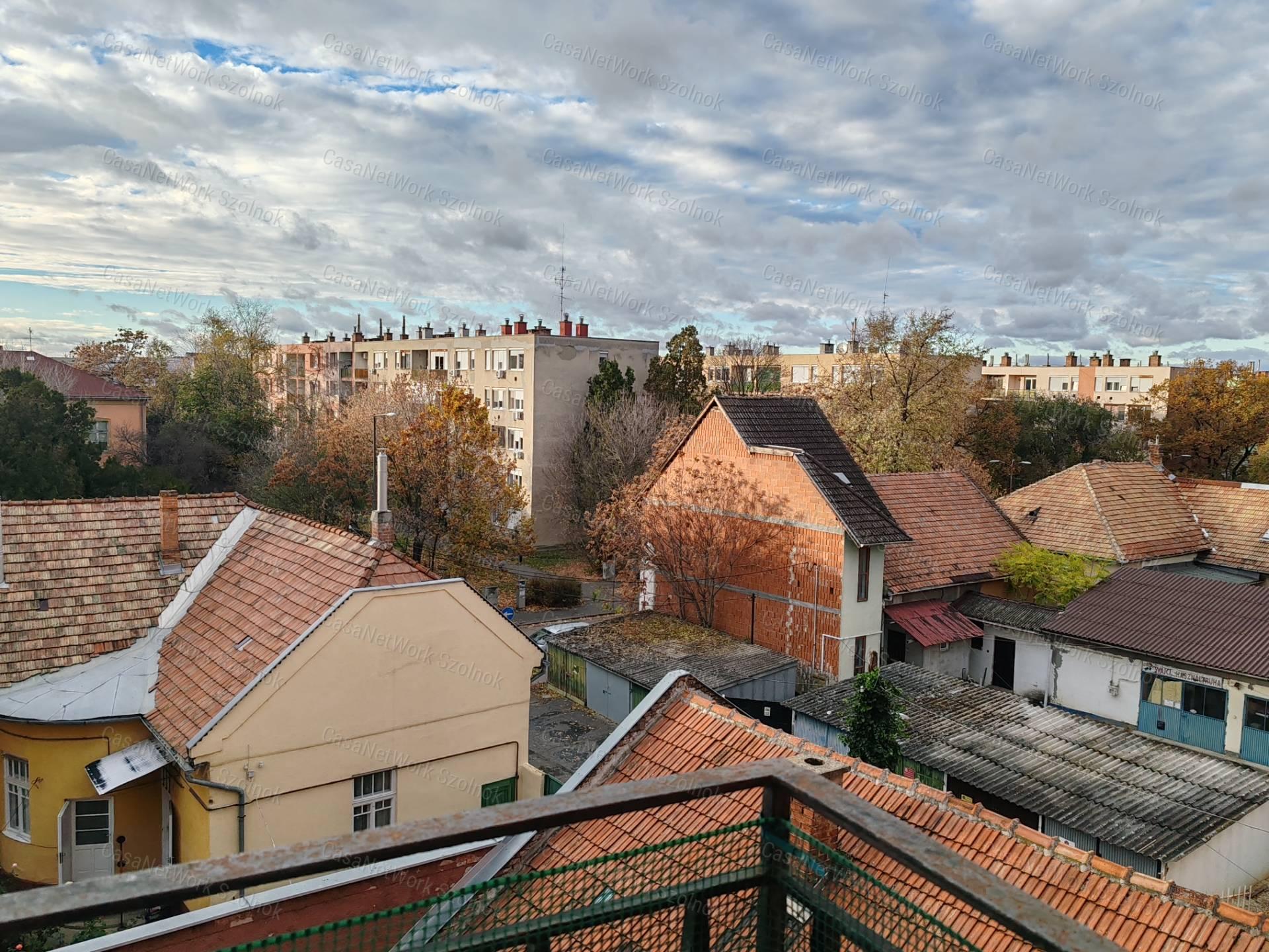 Szolnokon belvárosi garzon eladó - erkélyes, csendes remek befektetés!