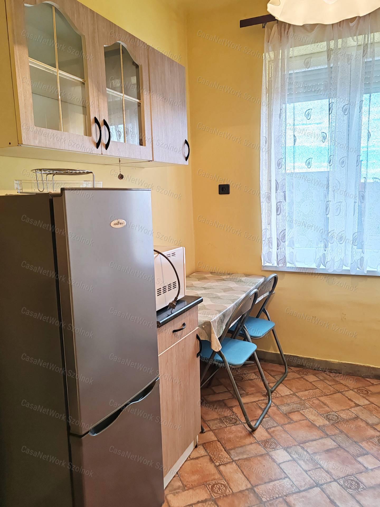 Szolnokon belvárosi garzon eladó - erkélyes, csendes remek befektetés!