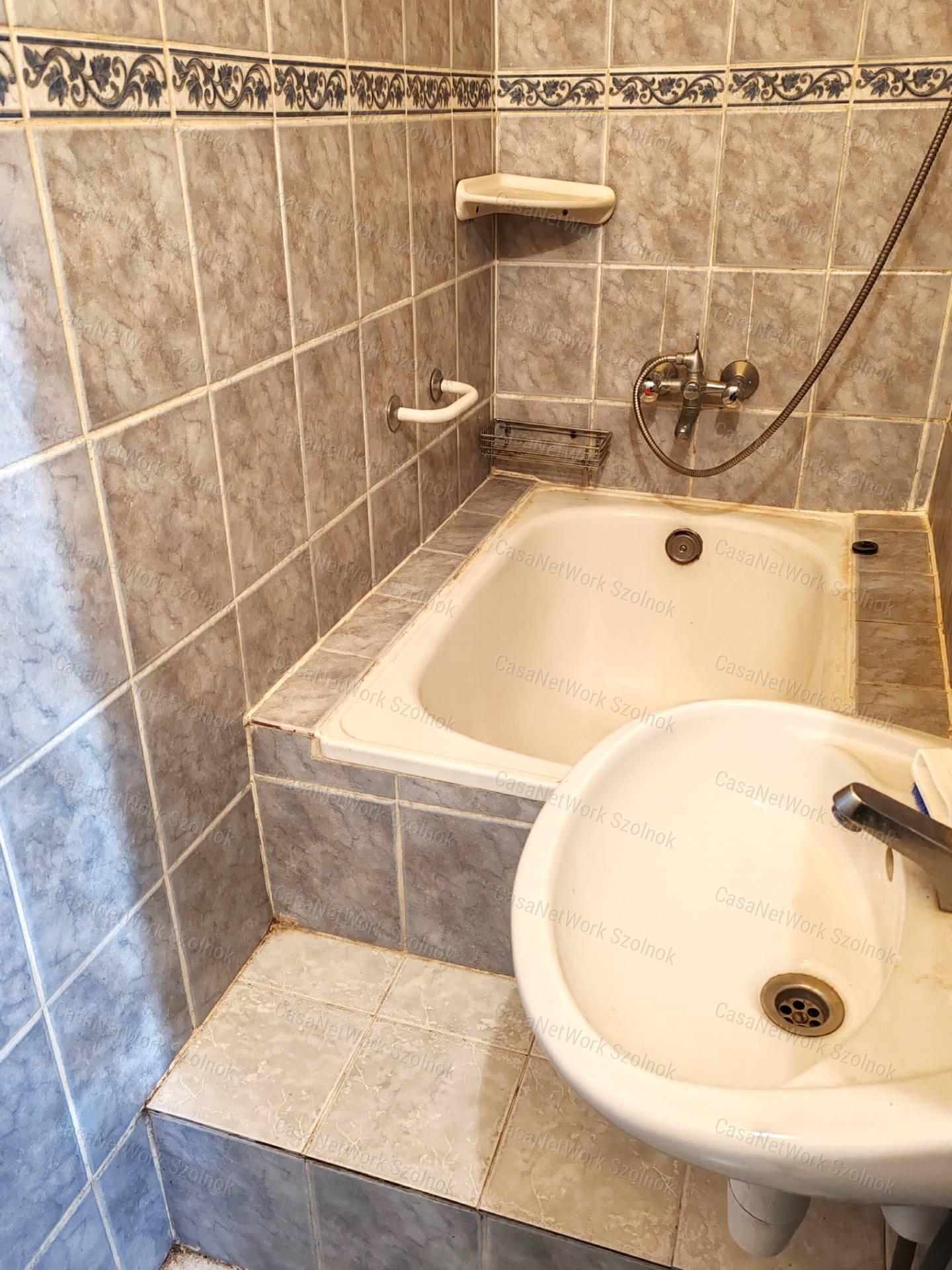 Szolnokon belvárosi garzon eladó - erkélyes, csendes remek befektetés!