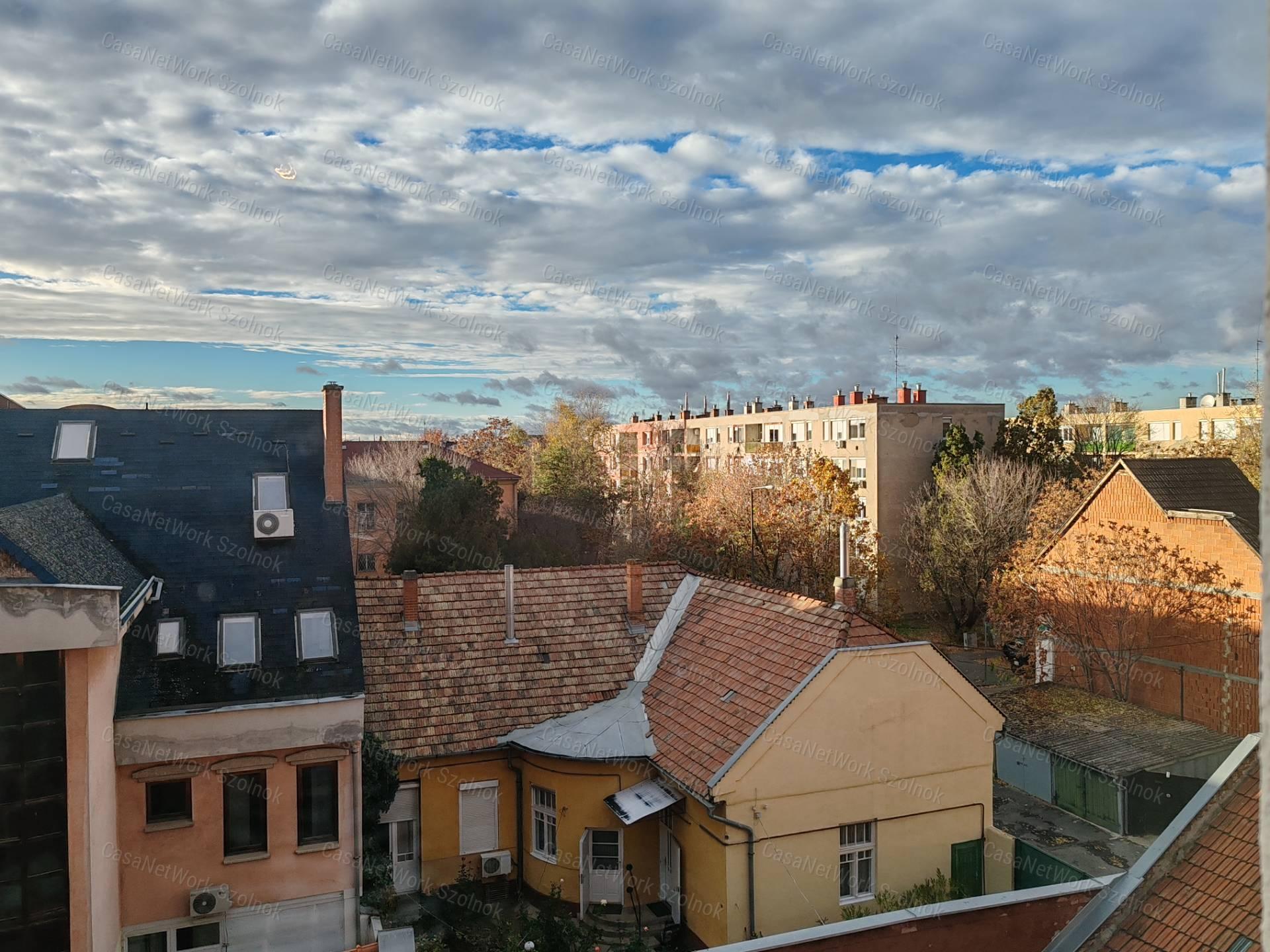 Szolnokon belvárosi garzon eladó - erkélyes, csendes remek befektetés!