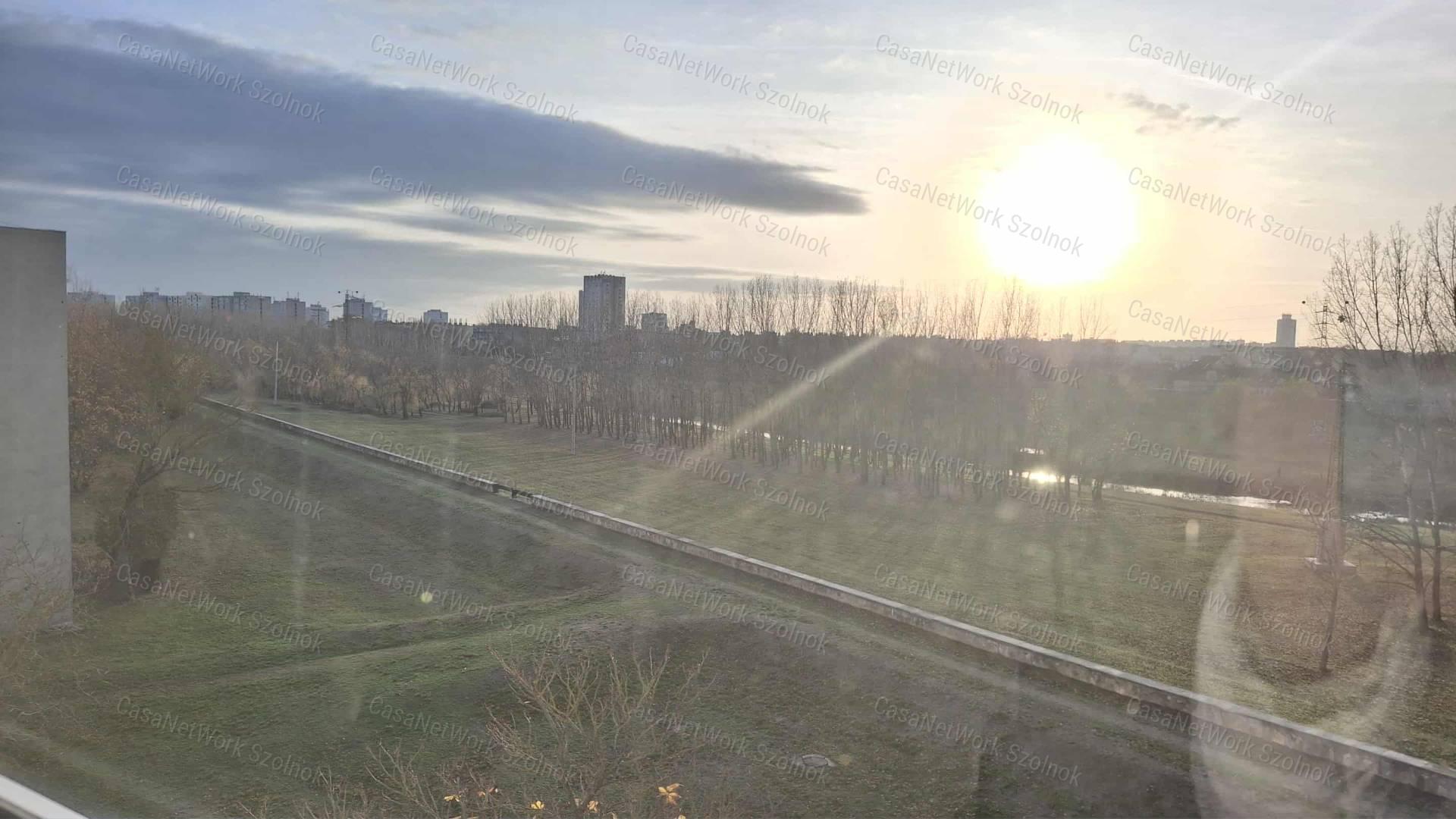 Szolnokon a Városmajor úton 1+1 félszobás jó állapotú lakás eladó