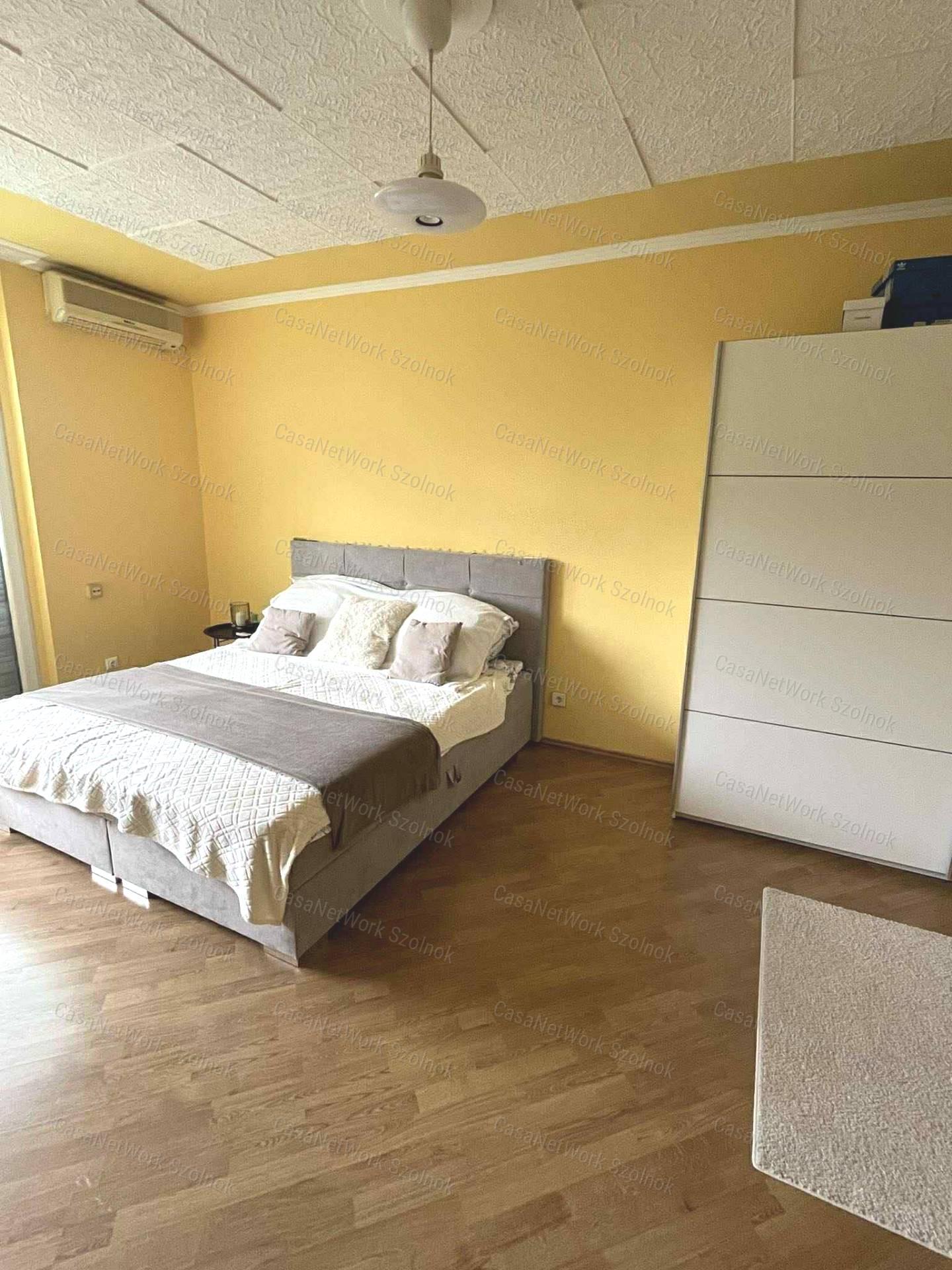 Szolnokon a Városmajor úton 1+1 félszobás jó állapotú lakás eladó