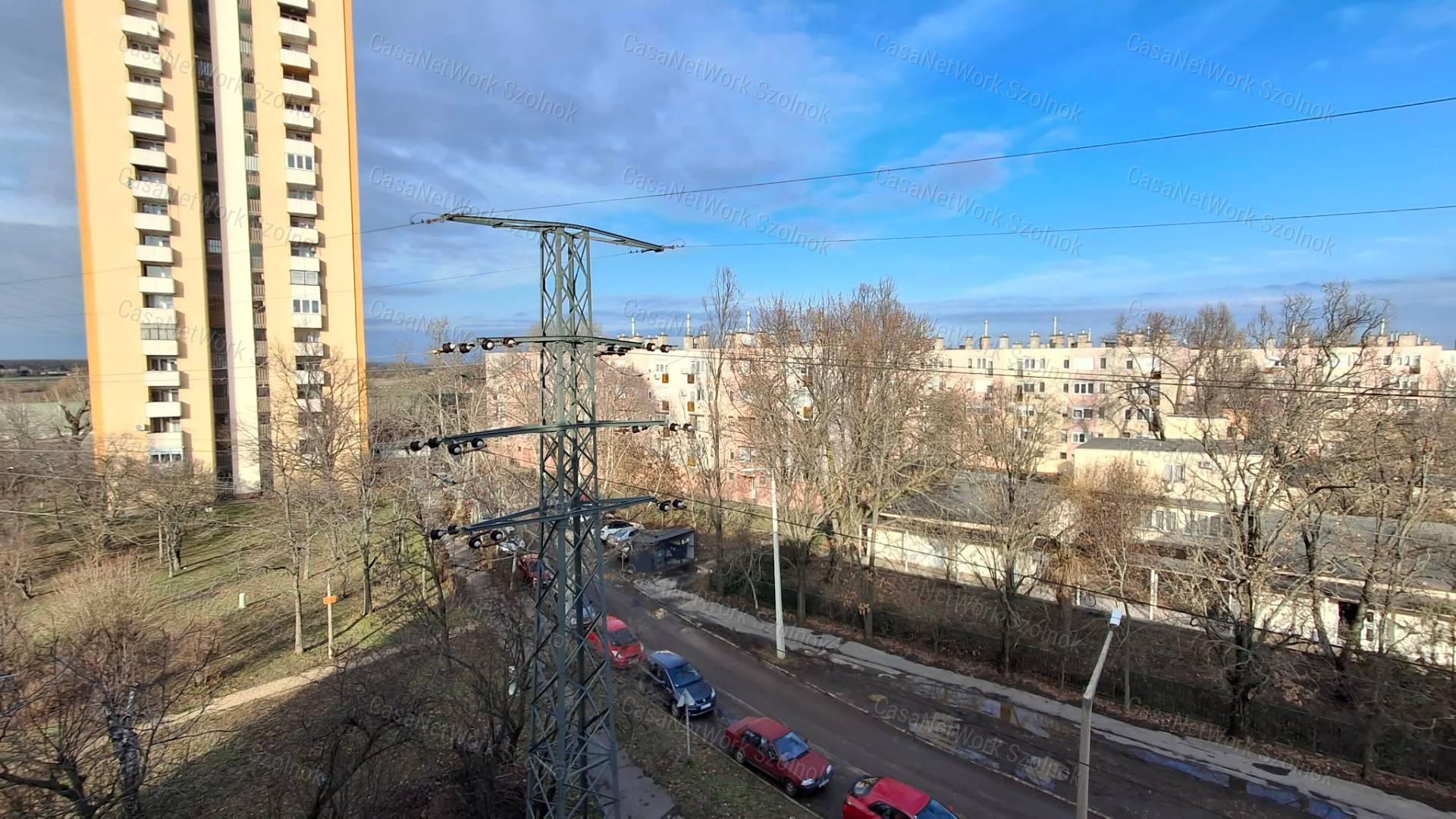 Szolnokon a Városmajor úton 1+1 félszobás jó állapotú lakás eladó