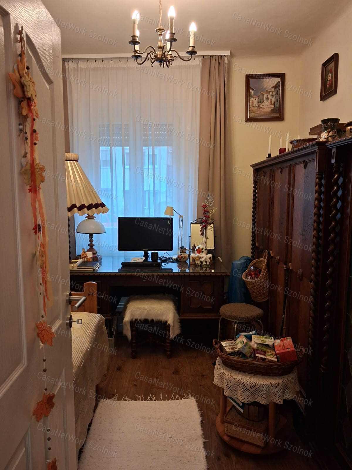 Szolnokon a belvárosban  felújított 3 szobás családi ház eladó!