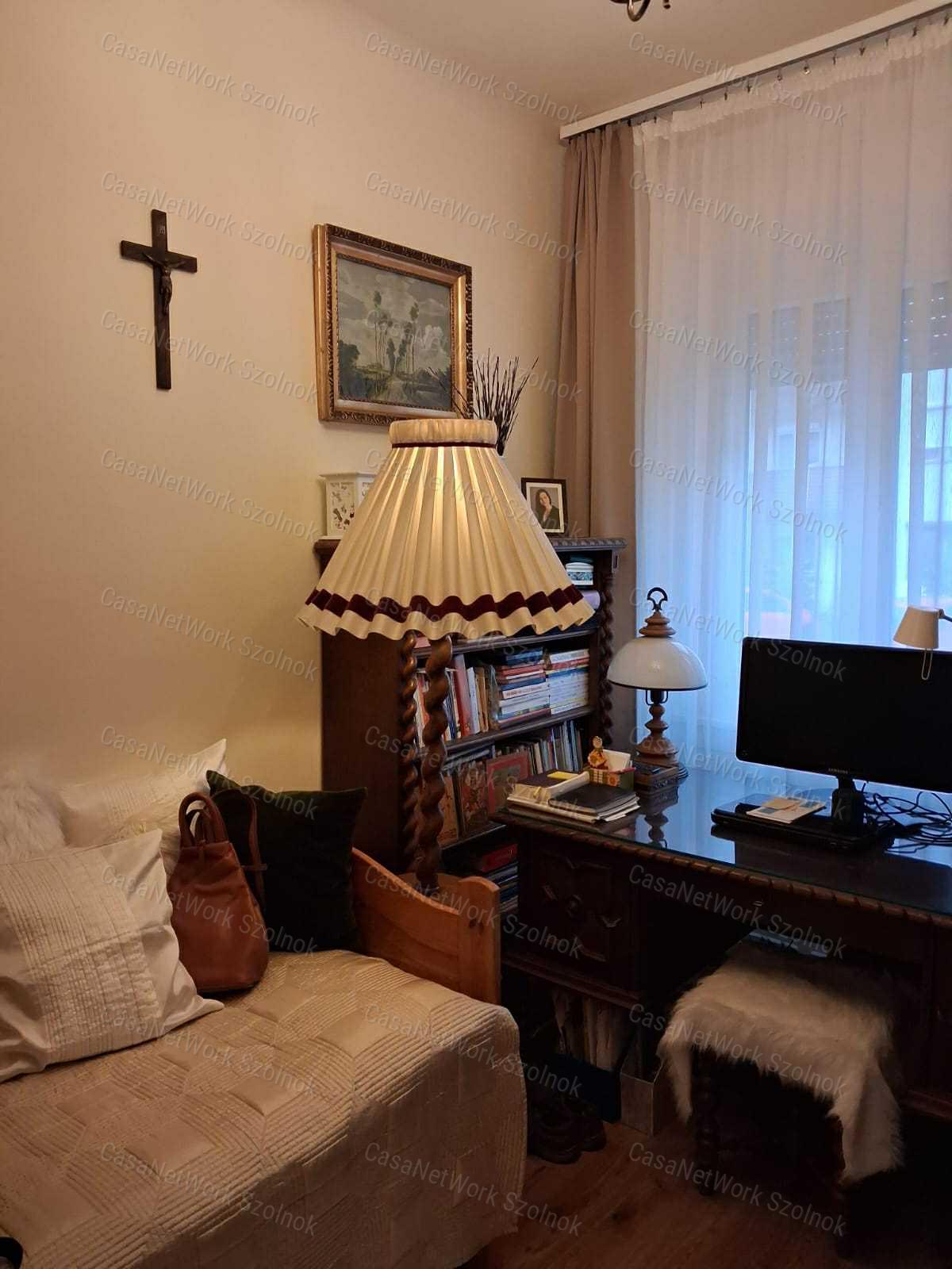Szolnokon a belvárosban  felújított 3 szobás családi ház eladó!