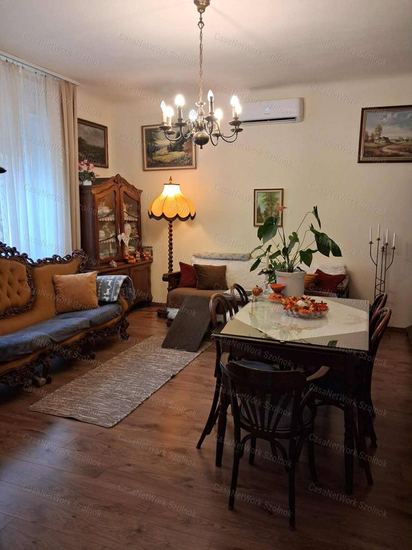 Szolnokon a belvárosban  felújított 3 szobás családi ház eladó!
