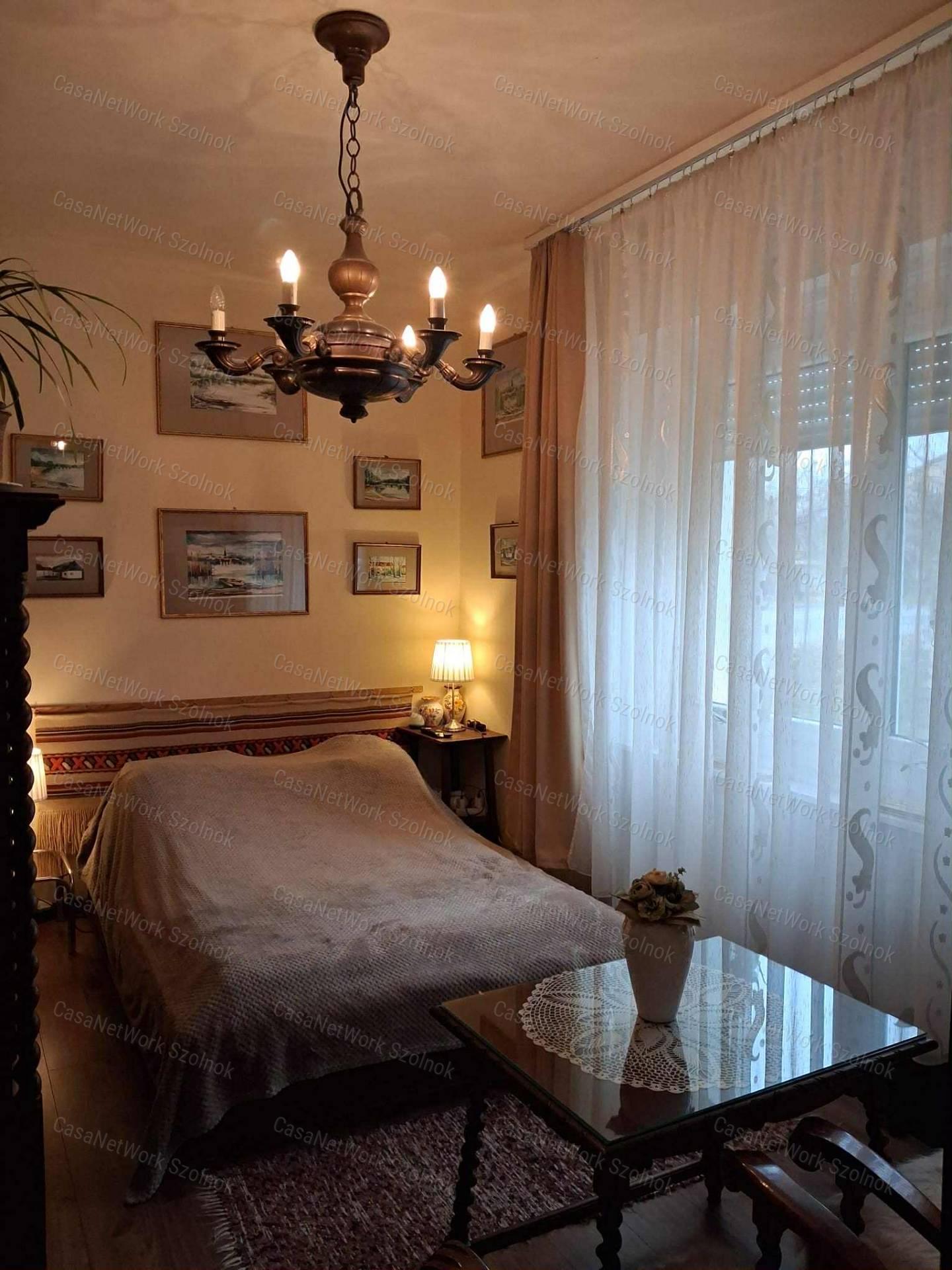 Szolnokon a belvárosban  felújított 3 szobás családi ház eladó!