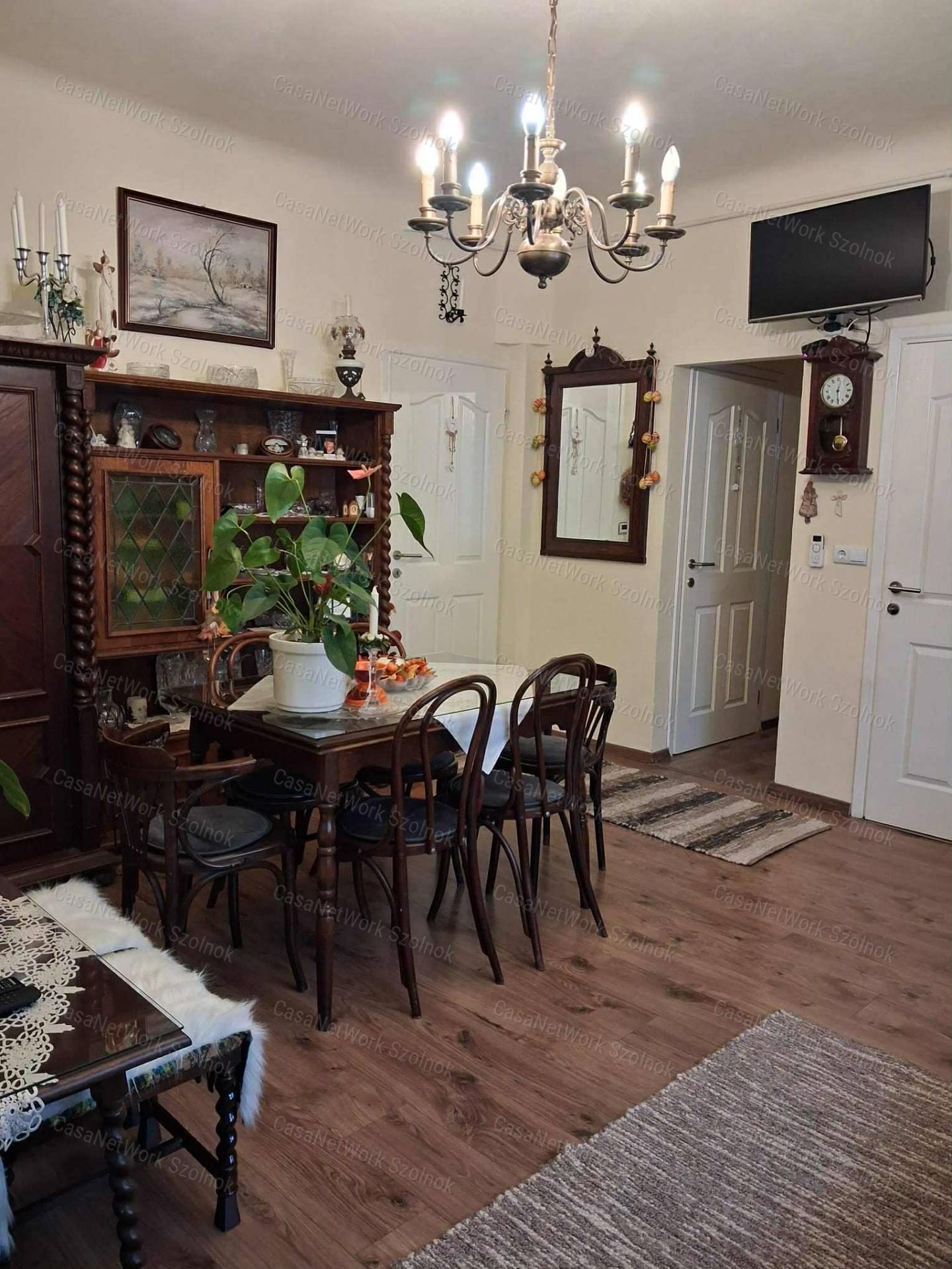 Szolnokon a belvárosban  felújított 3 szobás családi ház eladó!