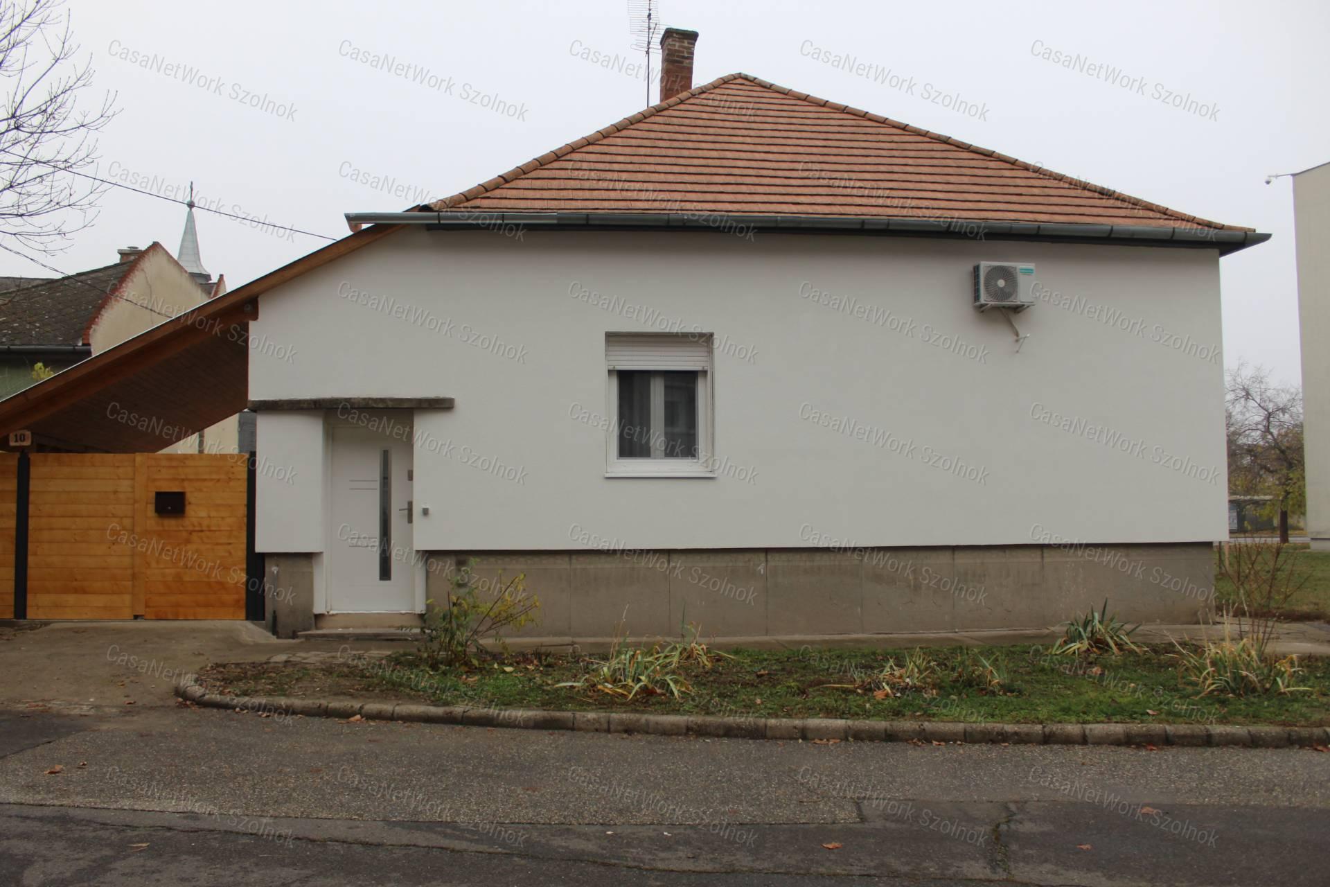 Szolnokon a belvárosban  felújított 3 szobás családi ház eladó!
