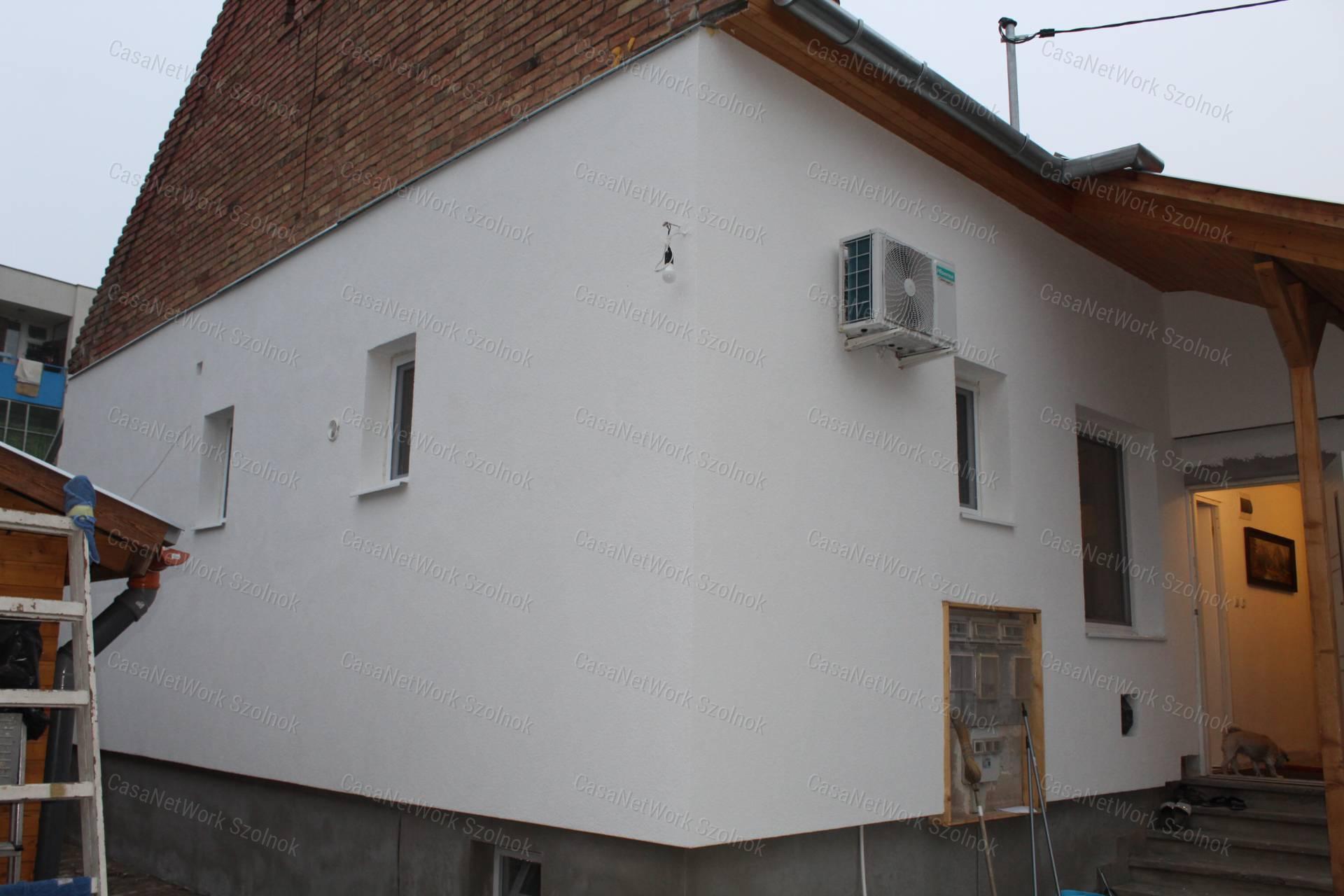 Szolnokon a belvárosban  felújított 3 szobás családi ház eladó!