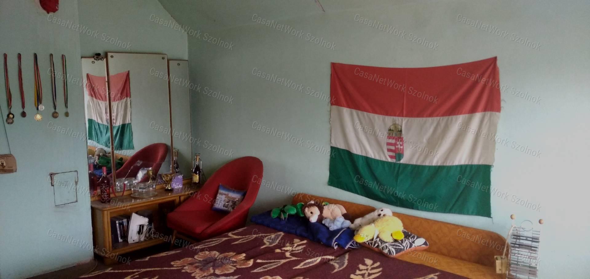Tiszaföldváron eladó tégla építésű ház nagy kerttel!