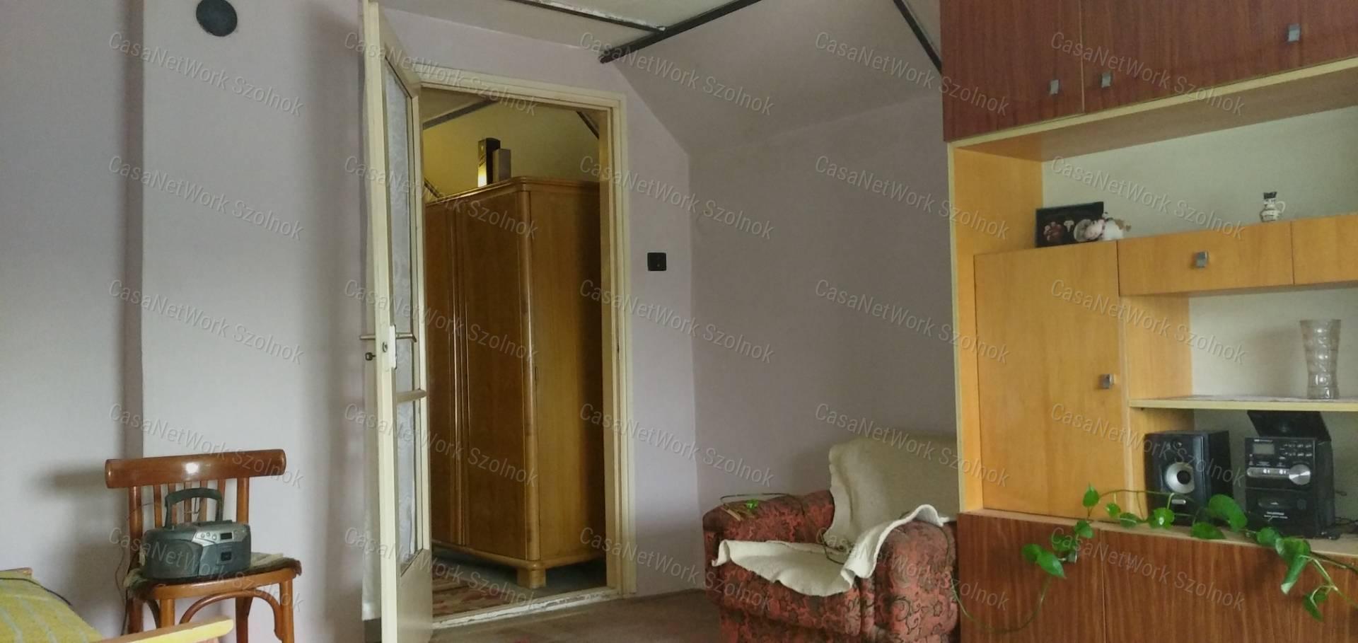Tiszaföldváron eladó tégla építésű ház nagy kerttel!