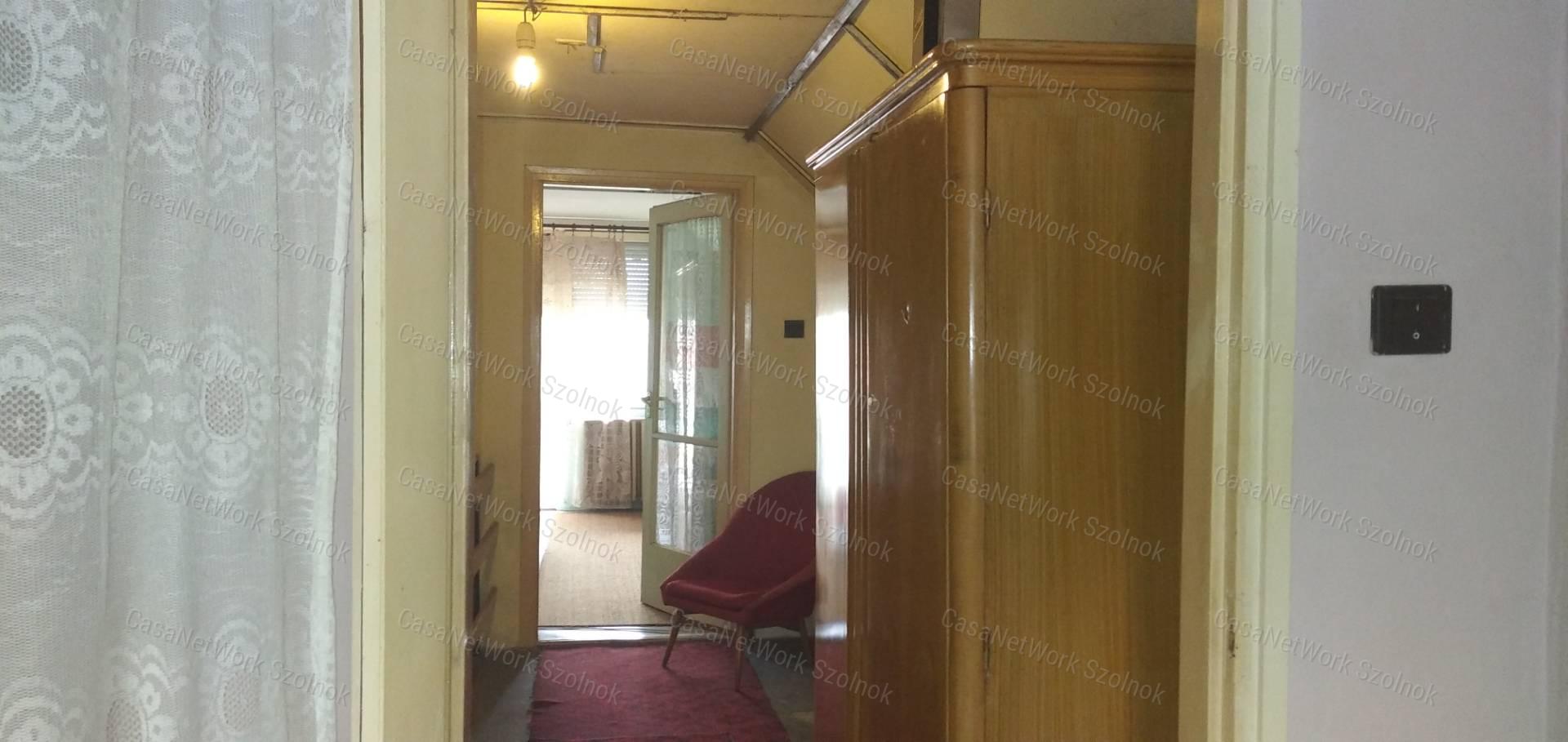 Tiszaföldváron eladó tégla építésű ház nagy kerttel!