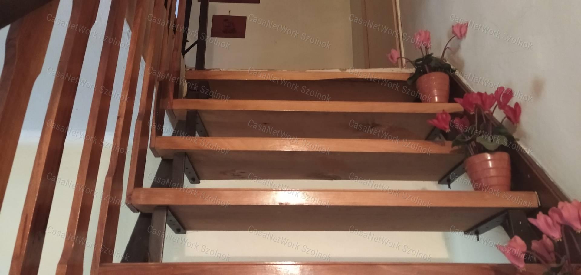 Tiszaföldváron eladó tégla építésű ház nagy kerttel!