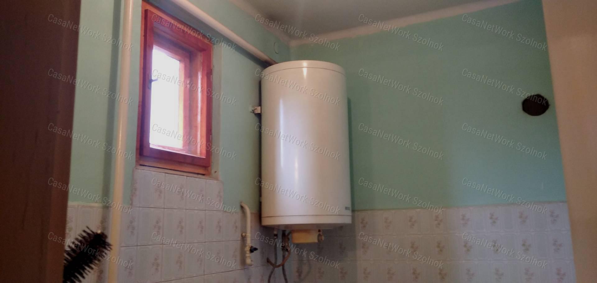 Tiszaföldváron eladó tégla építésű ház nagy kerttel!