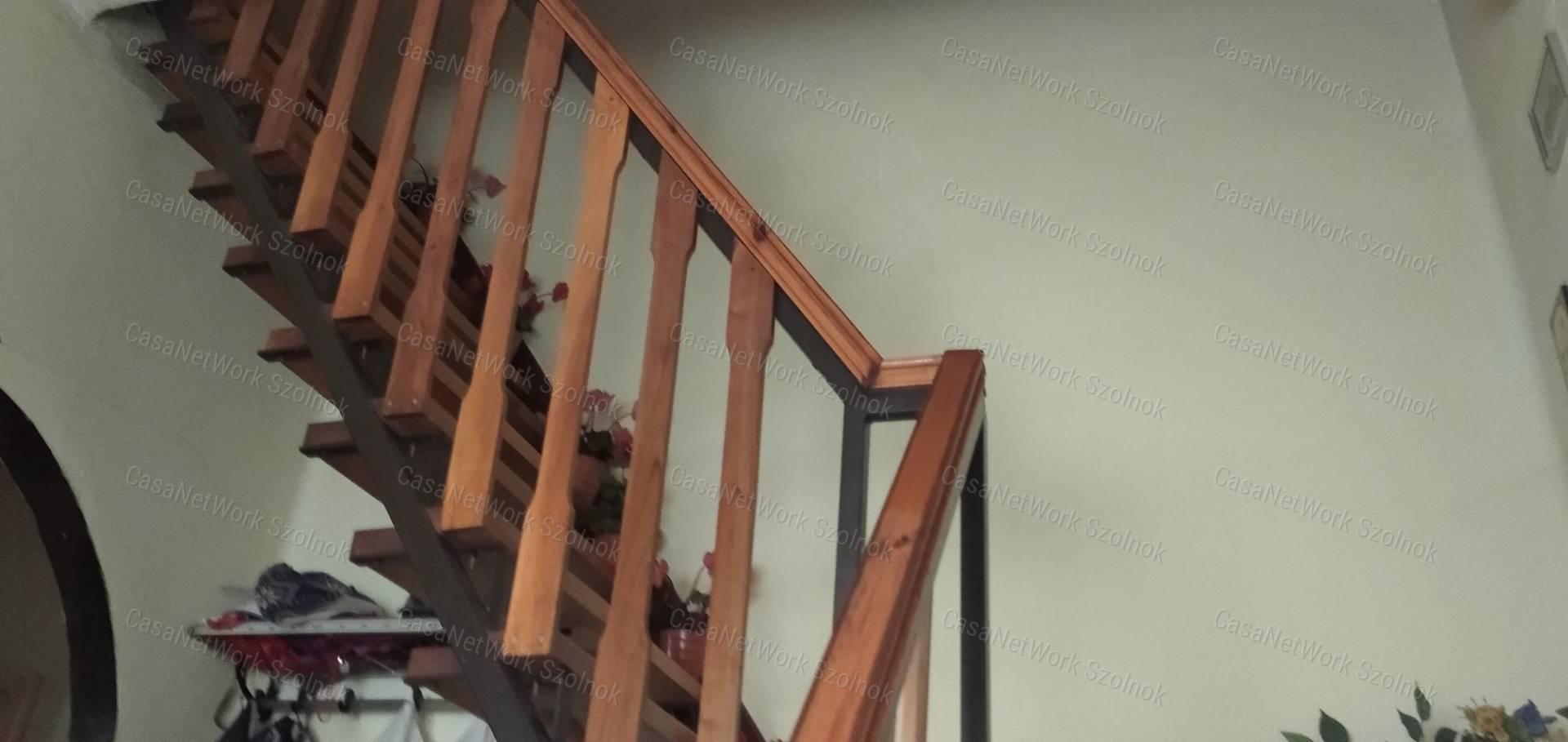 Tiszaföldváron eladó tégla építésű ház nagy kerttel!