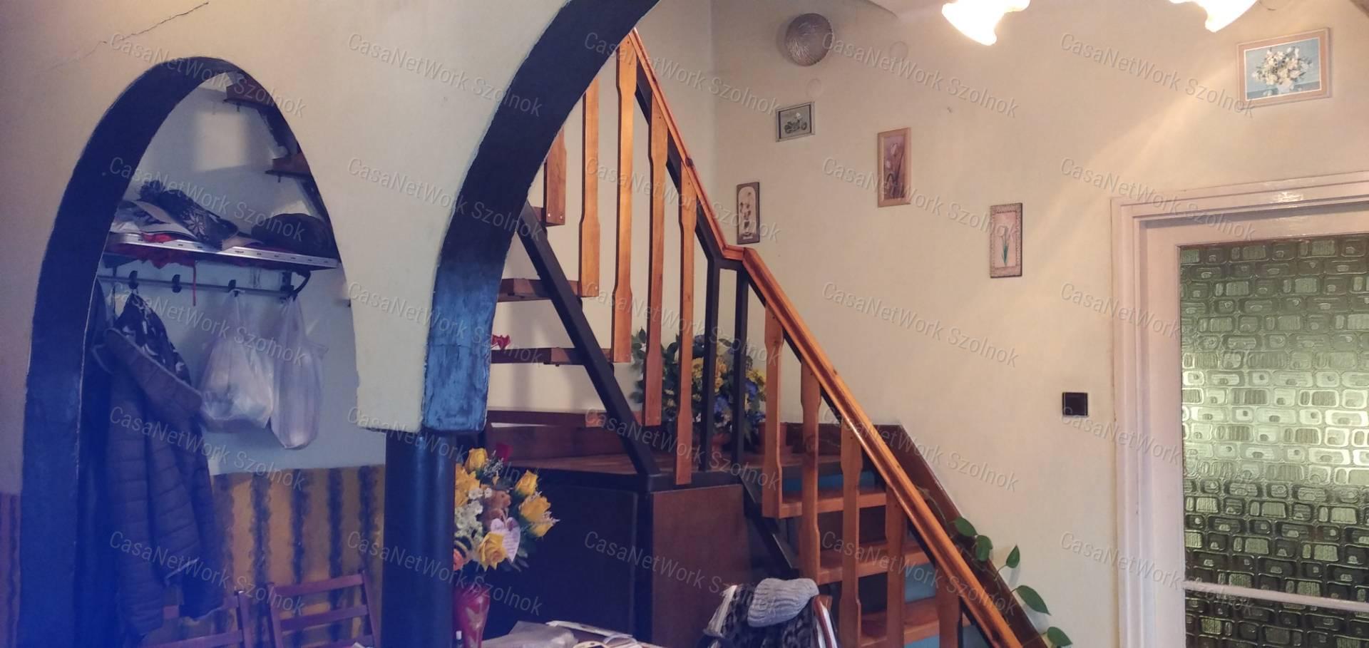 Tiszaföldváron eladó tégla építésű ház nagy kerttel!