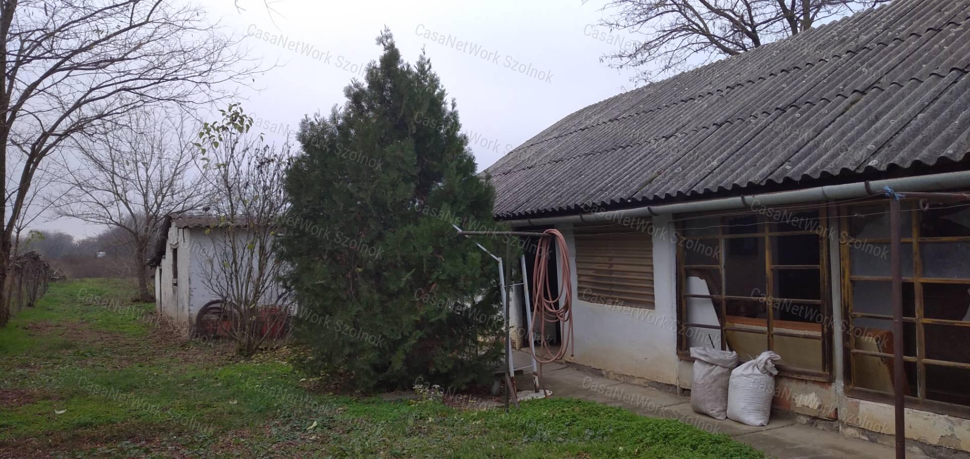 Tiszaföldváron eladó tégla építésű ház nagy kerttel!