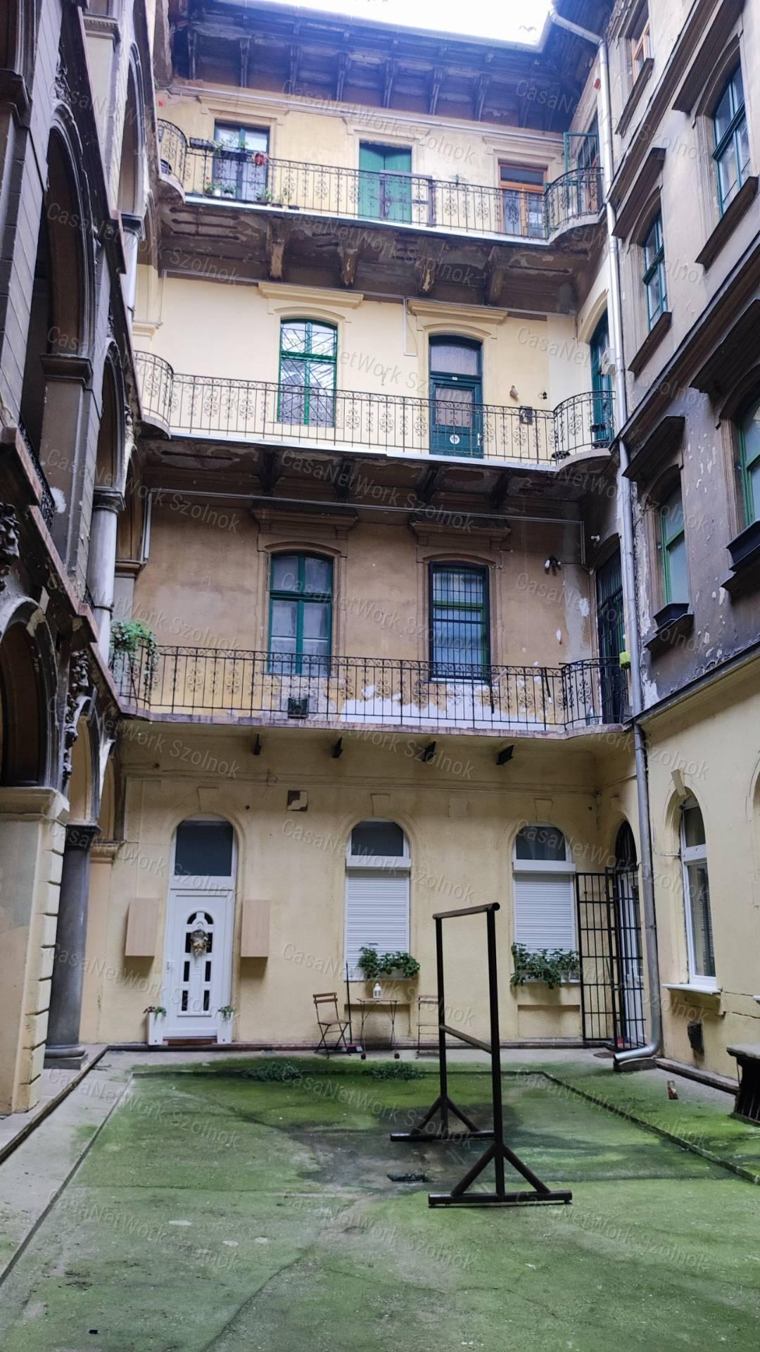 Eladó jó állapotú lakás Budapest 6. kerületében, a Csengery utcában!