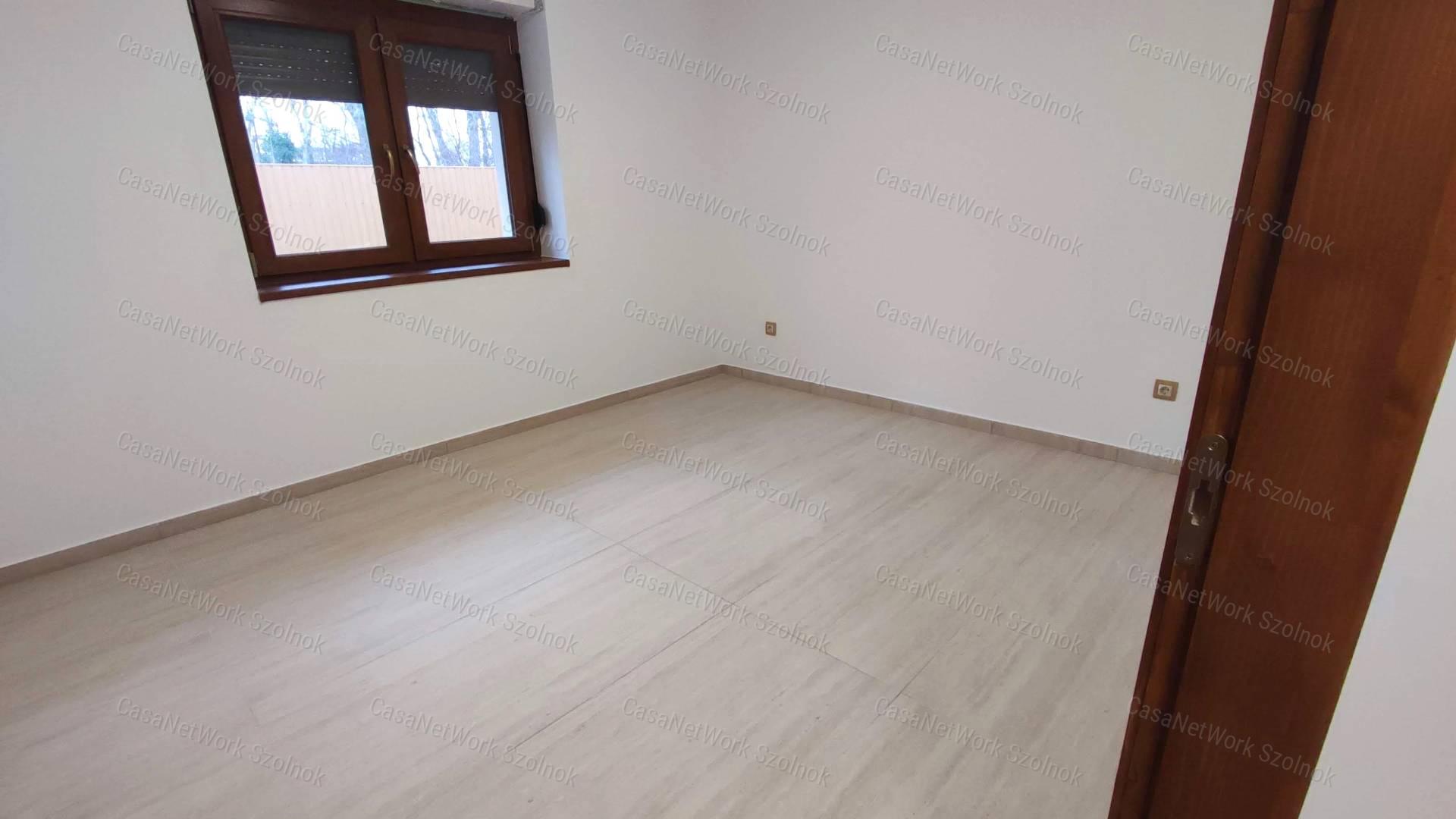 Eladó új építésű, 3 szobás, nagy teraszos sorházi lakás