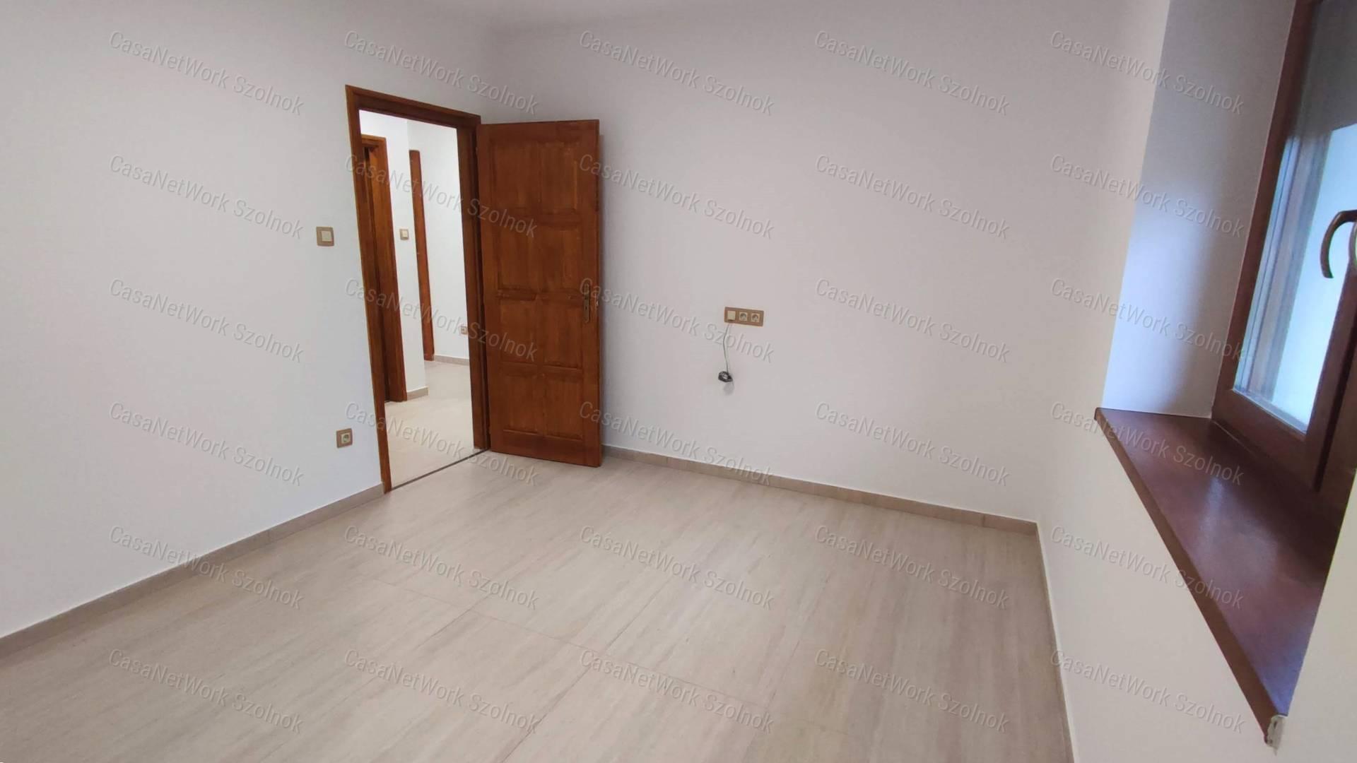 Eladó új építésű, 3 szobás, nagy teraszos sorházi lakás