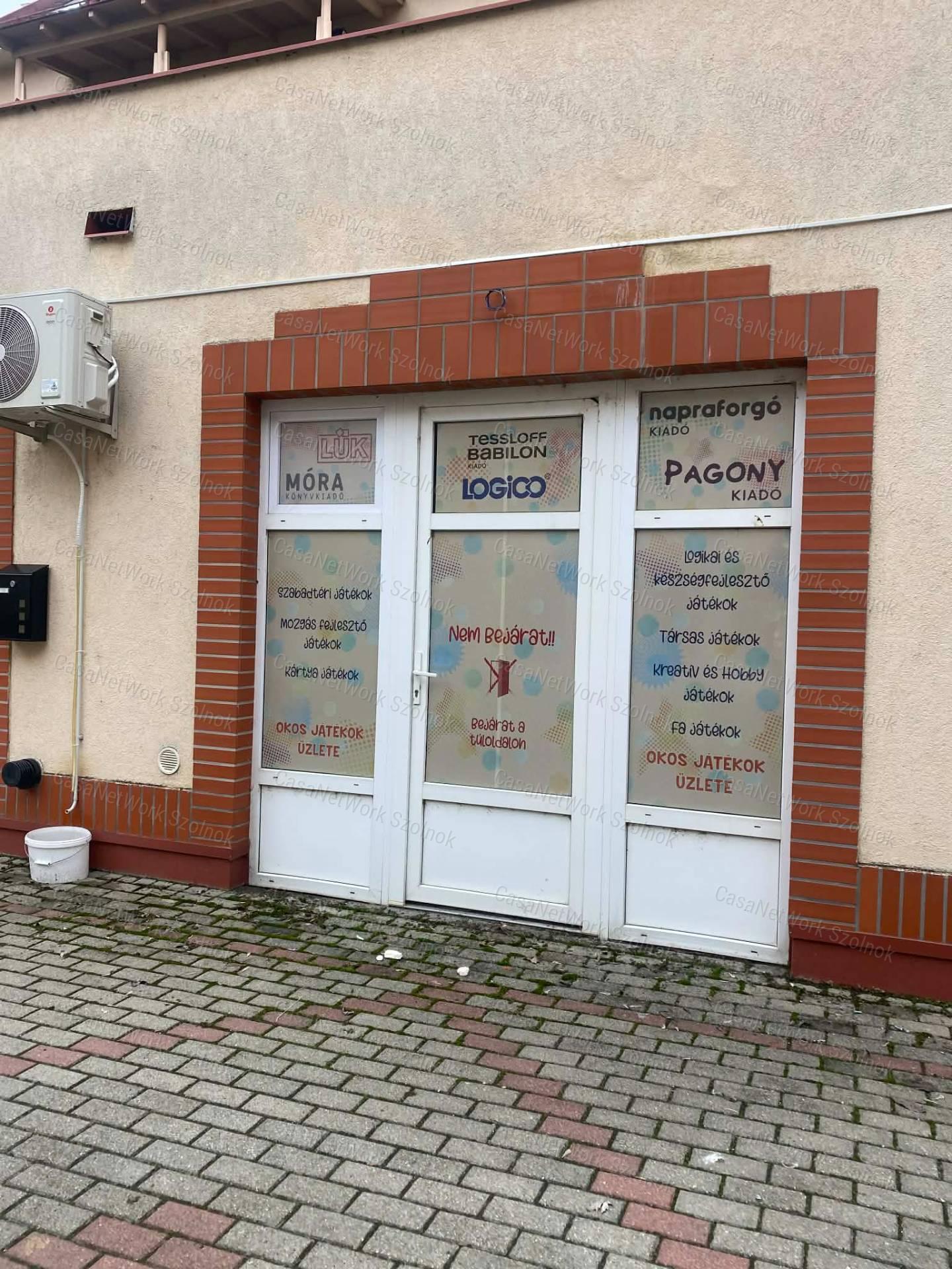 Szolnokon a Tófenék úton üzlethelyiség kiadó!