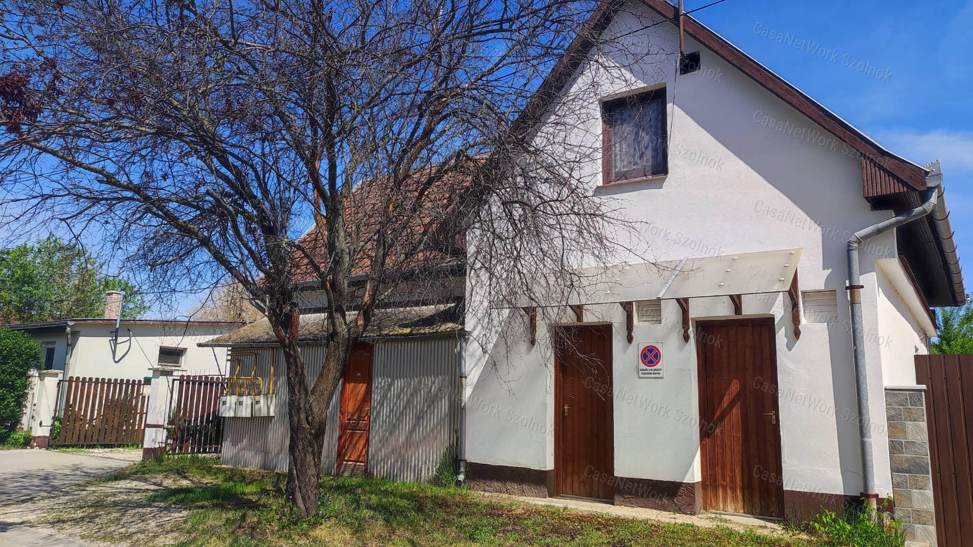 Eladó családi ház üzlethelyiséggel, garázzsal Szandaszőlősön