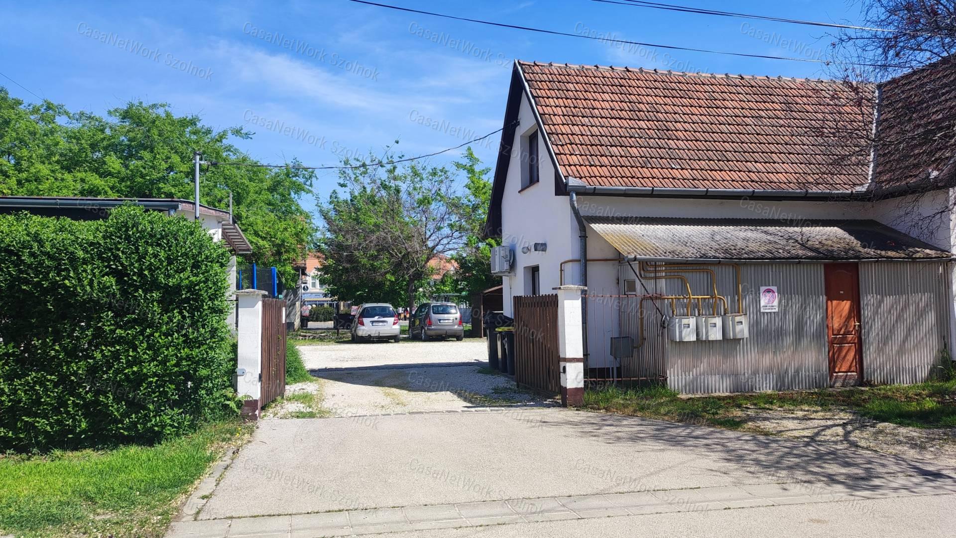 Eladó családi ház üzlethelyiséggel, garázzsal Szandaszőlősön