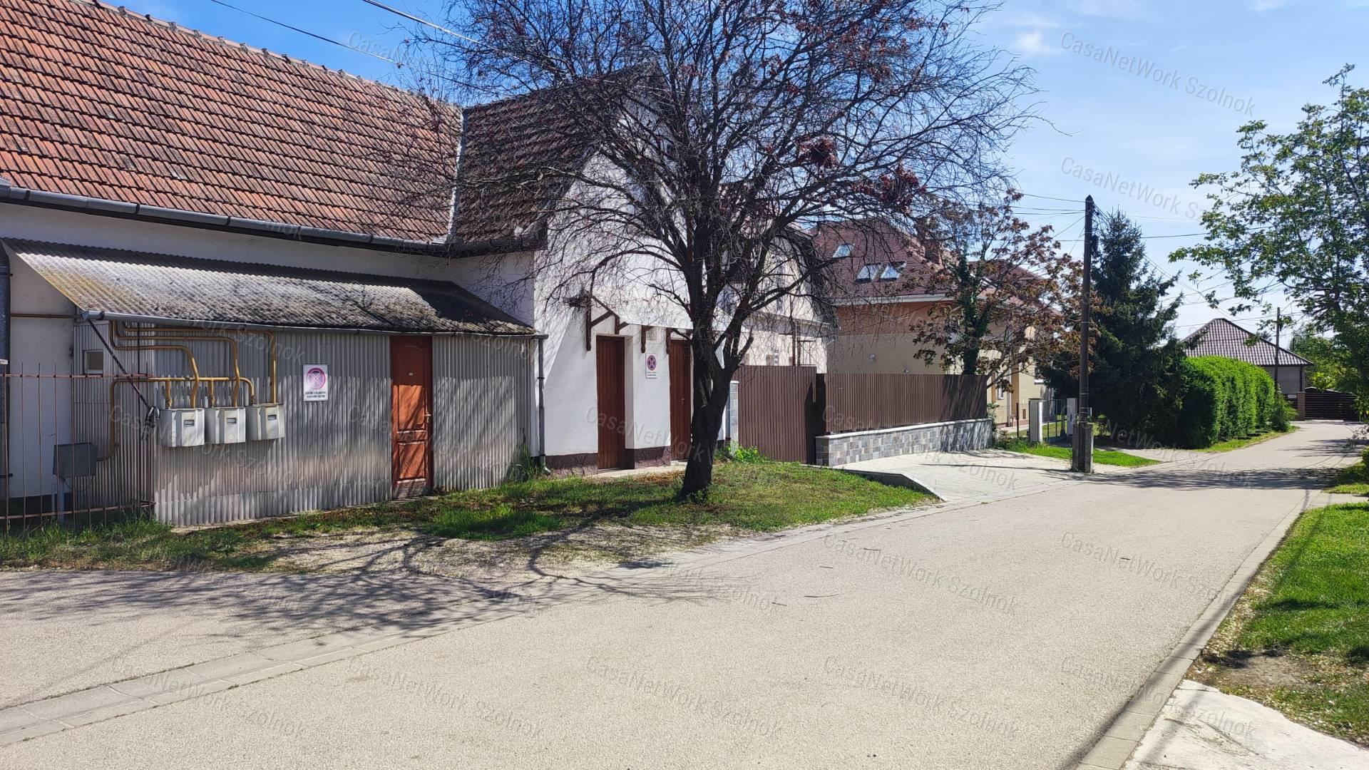 Eladó családi ház üzlethelyiséggel, garázzsal Szandaszőlősön