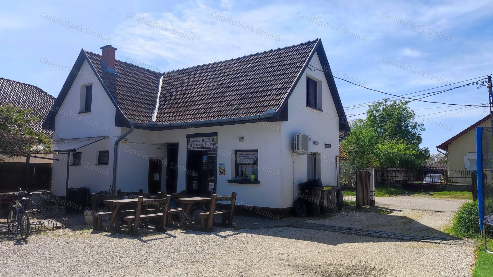 Eladó vendéglátóipari egység, lakóházzal, garázzsal, Szandaszőlősön