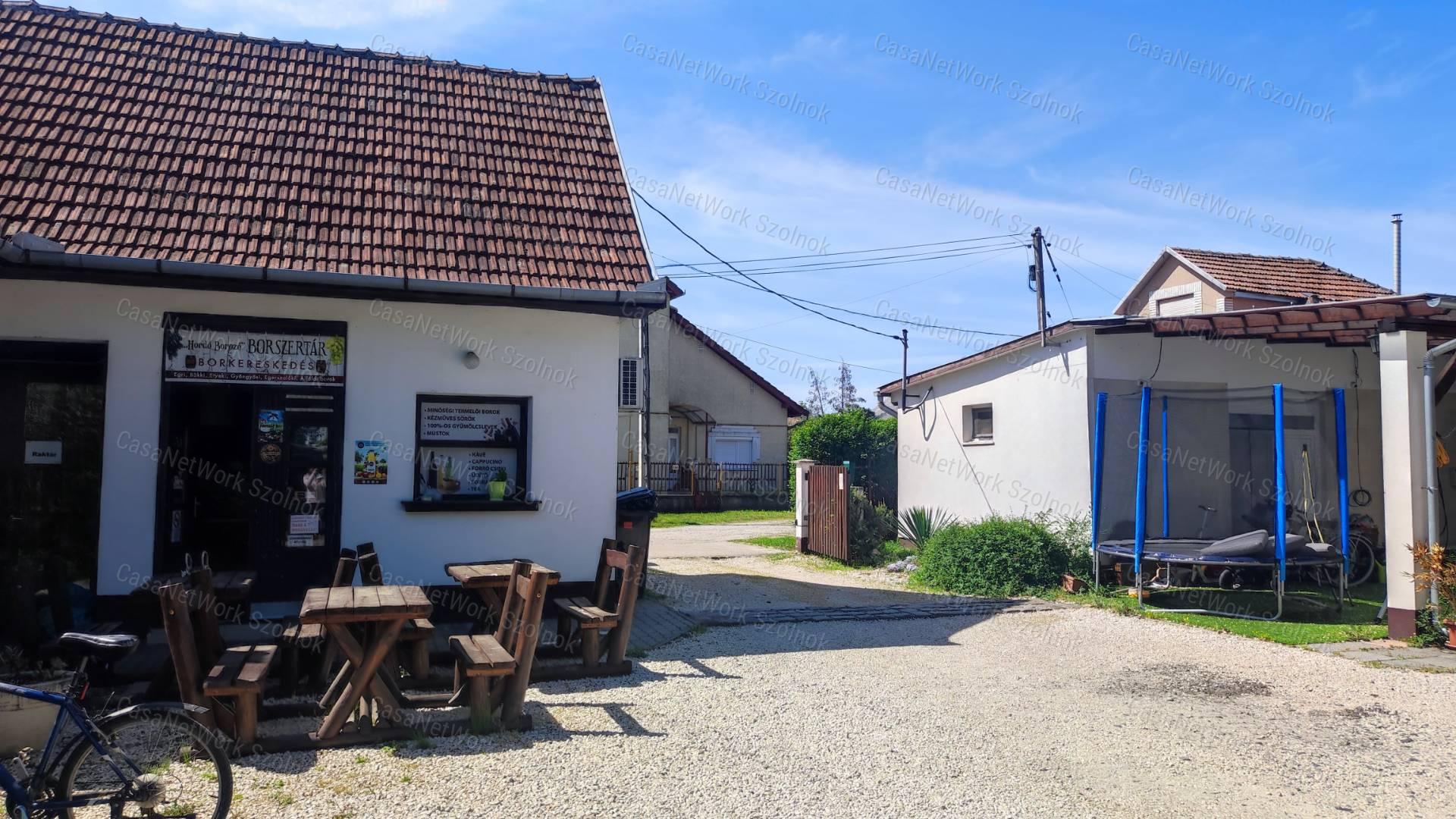 Eladó vendéglátóipari egység, lakóházzal, garázzsal, Szandaszőlősön
