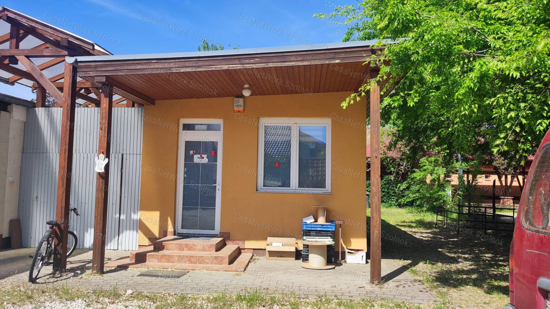 Eladó vendéglátóipari egység, lakóházzal, garázzsal, Szandaszőlősön