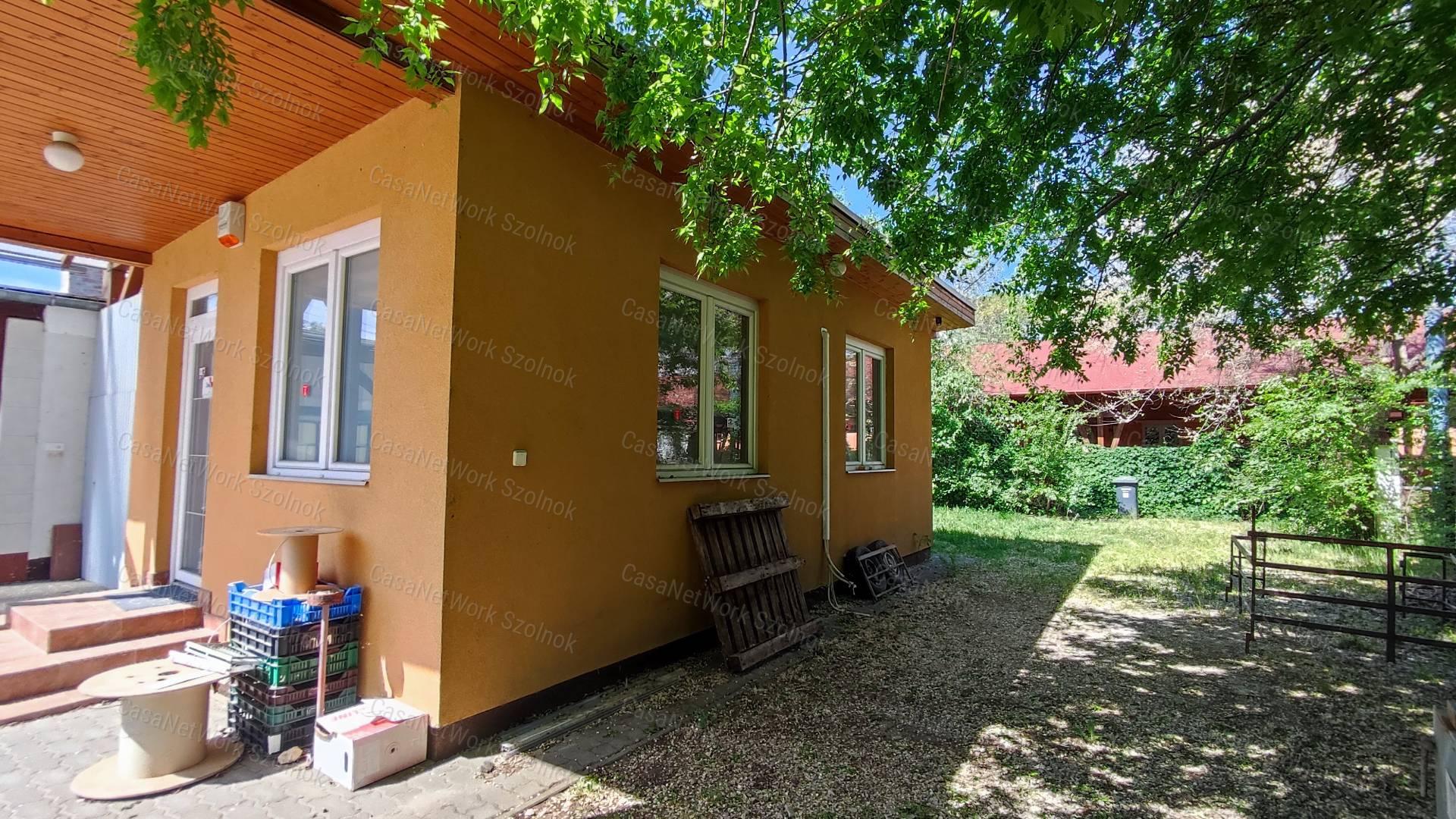 Eladó vendéglátóipari egység, lakóházzal, garázzsal, Szandaszőlősön