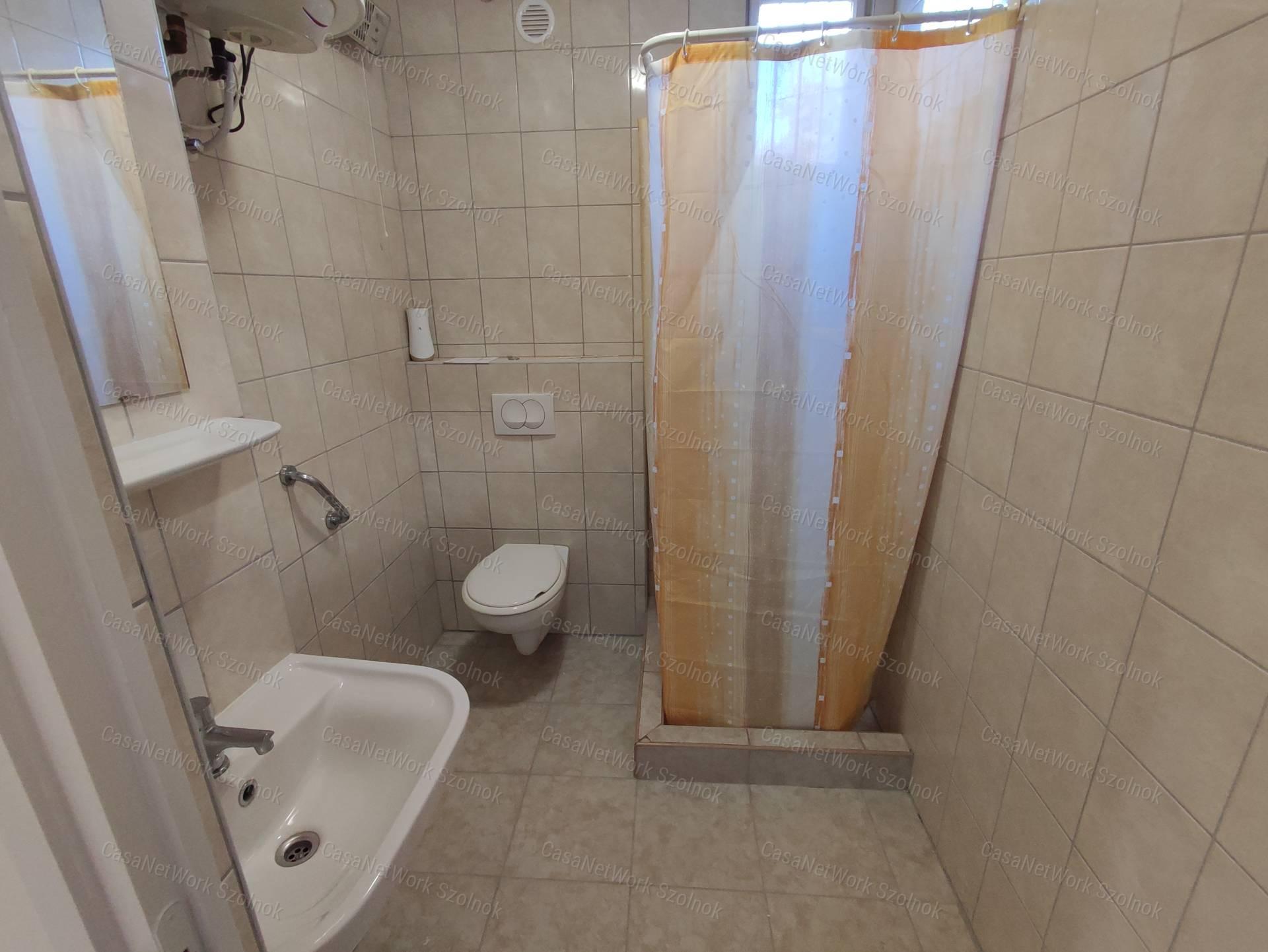 Eladó vendéglátóipari egység, lakóházzal, garázzsal, Szandaszőlősön